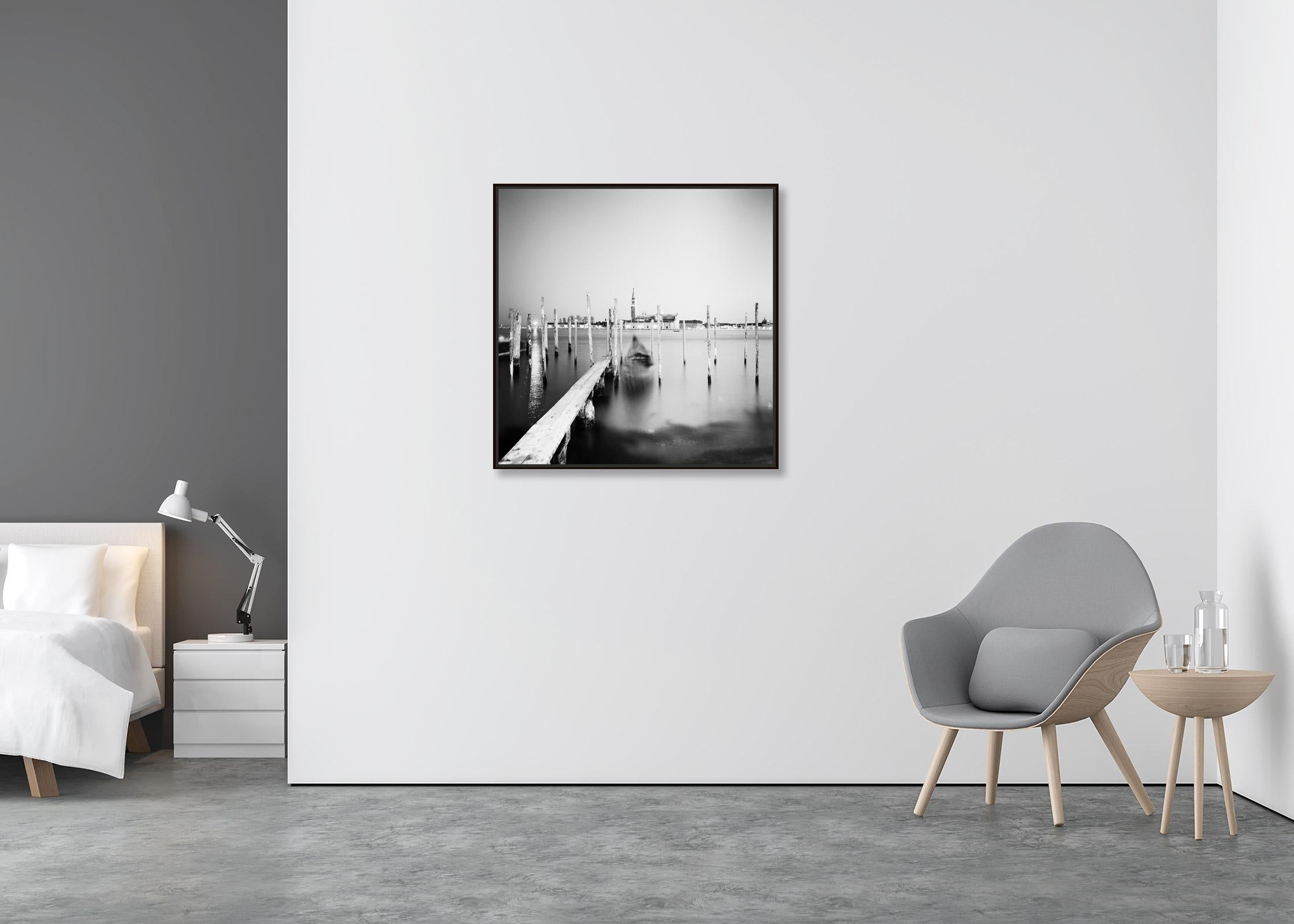 Basilica at Night, Gondola, Venedig, Schwarz-Weiß-Fotodruck von Stadtansichten (Zeitgenössisch), Photograph, von Gerald Berghammer