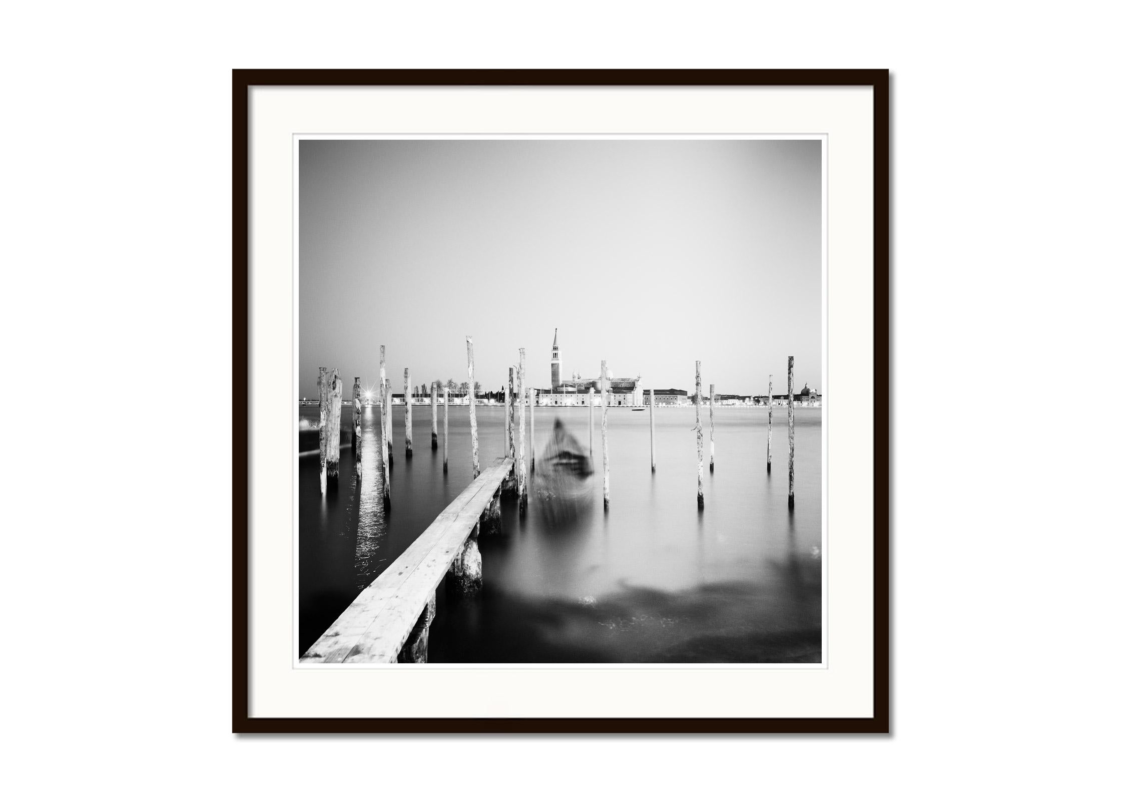 Basílica de Noche, Góndola, Venecia, impresión fotográfica de paisaje urbano en blanco y negro - Black and White Photograph Gris de Gerald Berghammer