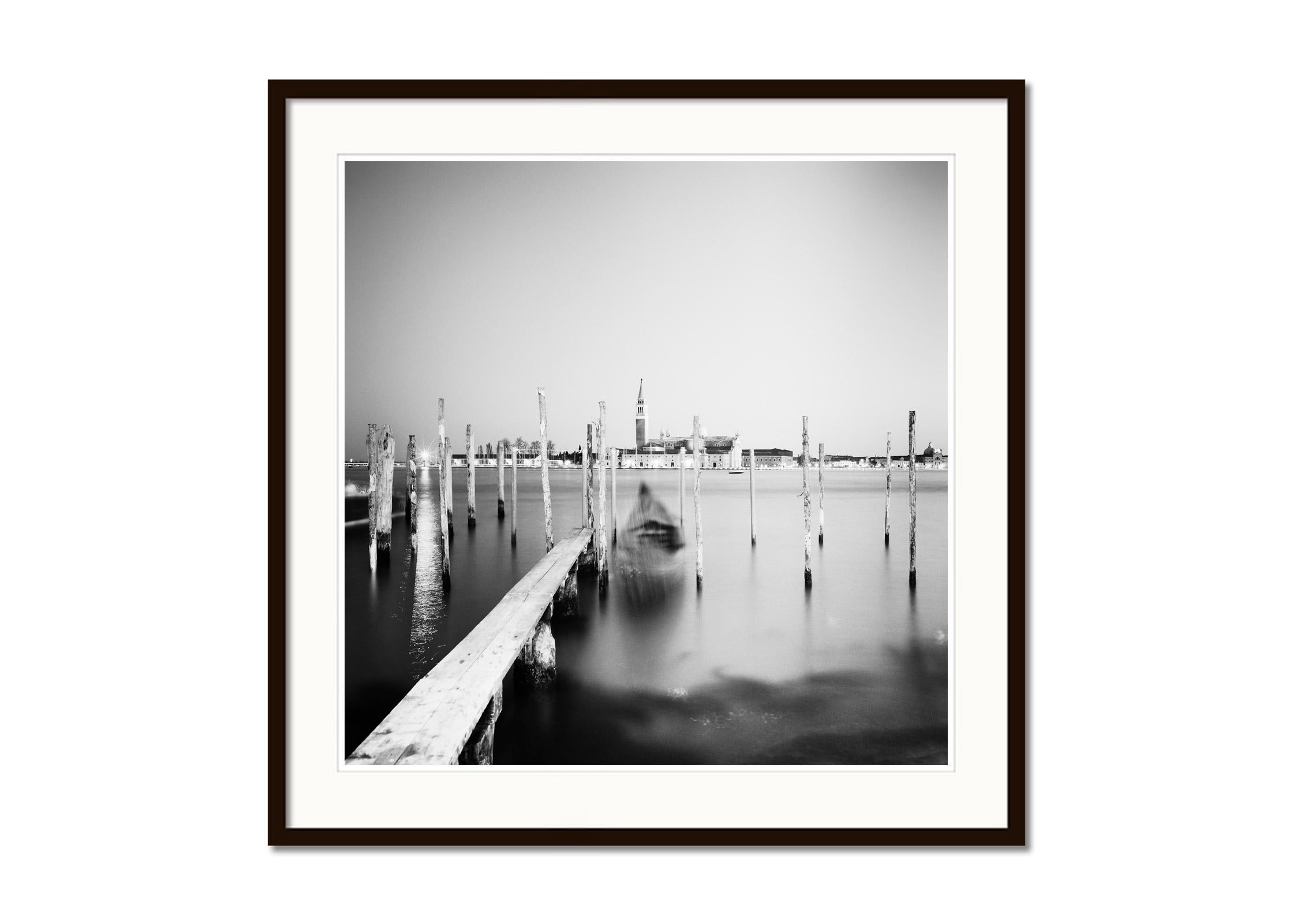 Basilica at Night, Gondola, Venedig, Schwarz-Weiß-Fotodruck von Stadtansichten (Grau), Black and White Photograph, von Gerald Berghammer