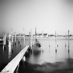 Basilica at Night, Gondola, Venedig, Schwarz-Weiß-Fotodruck von Stadtansichten