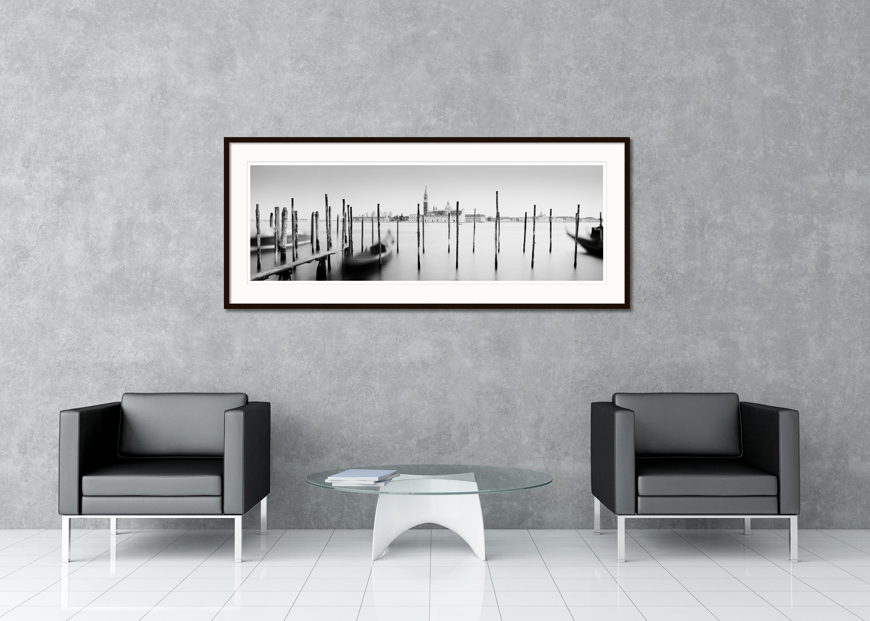 Panorama d'art en noir et blanc, longue exposition, paysage aquatique - photographie de paysage. Gondoles devant la basilique de San Giorgio Maggiore à Venise, Italie. Épreuve à l'encre pigmentaire d'archives, édition de 9 exemplaires. Signée,