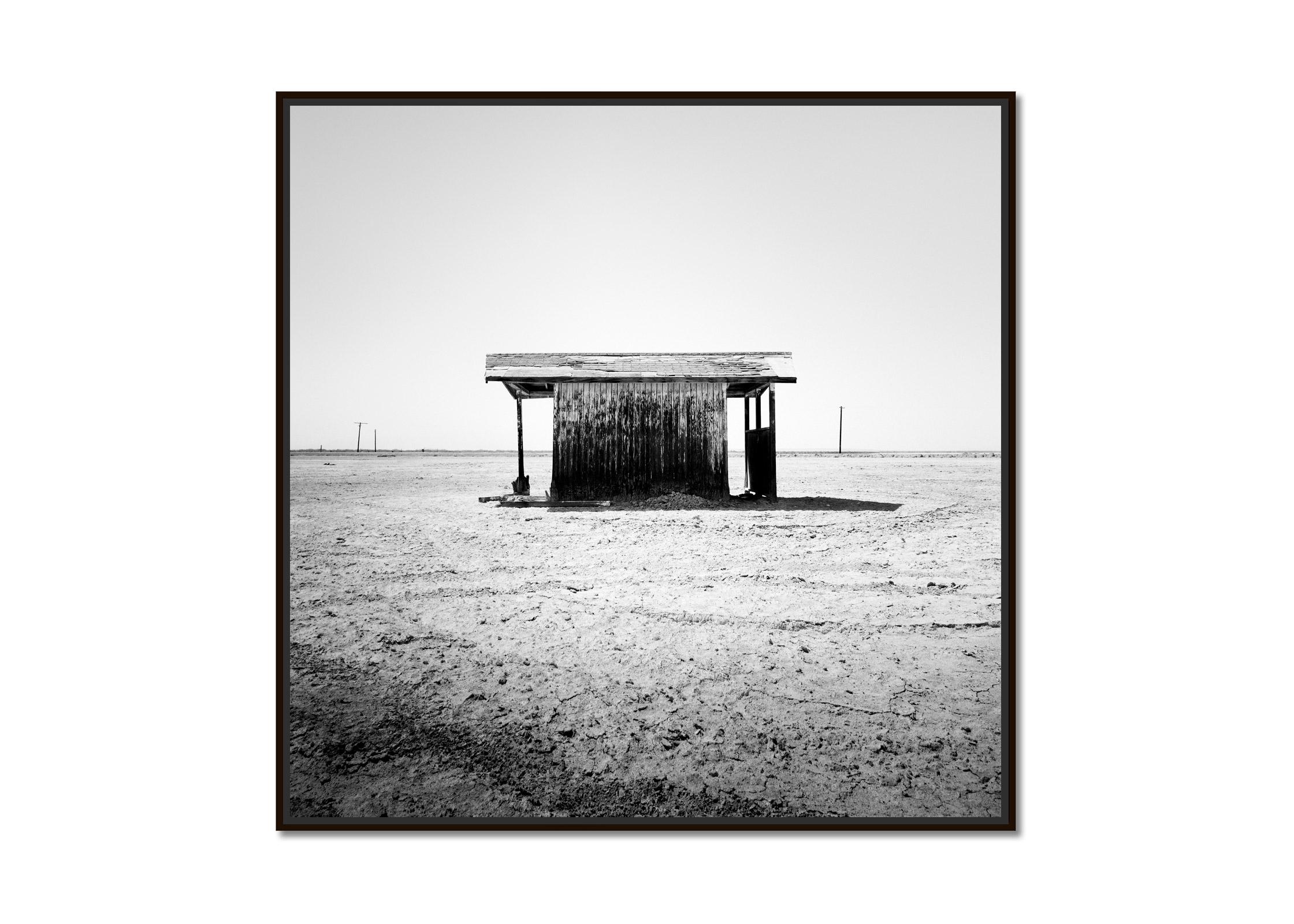 Badhaus, Salton Sea, Kalifornien, USA, Schwarz-Weiß-Landschaftsfotografie – Photograph von Gerald Berghammer