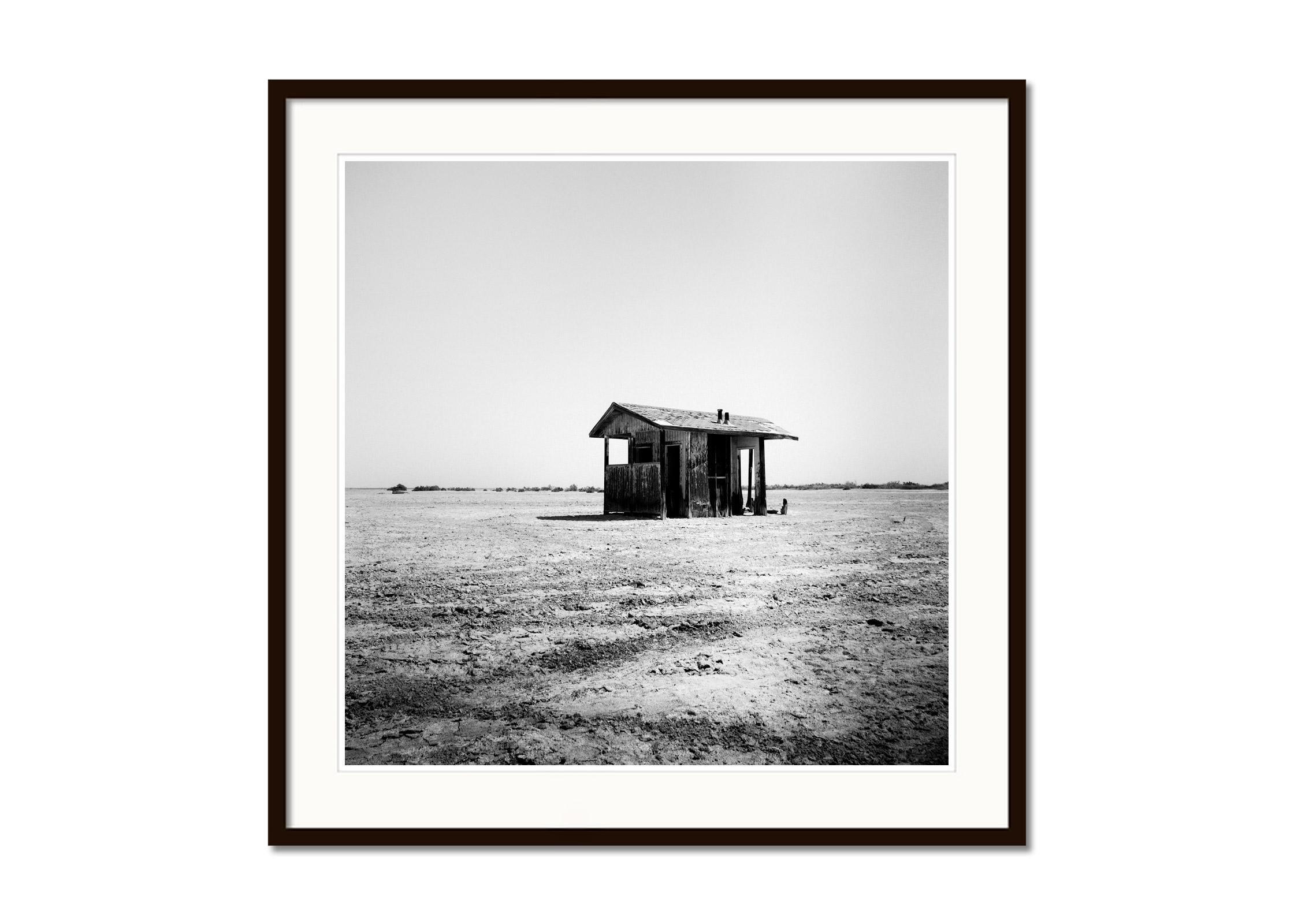 Bath House, Salton Sea, Californie, États-Unis, photographie de paysage en noir et blanc - Gris Landscape Photograph par Gerald Berghammer