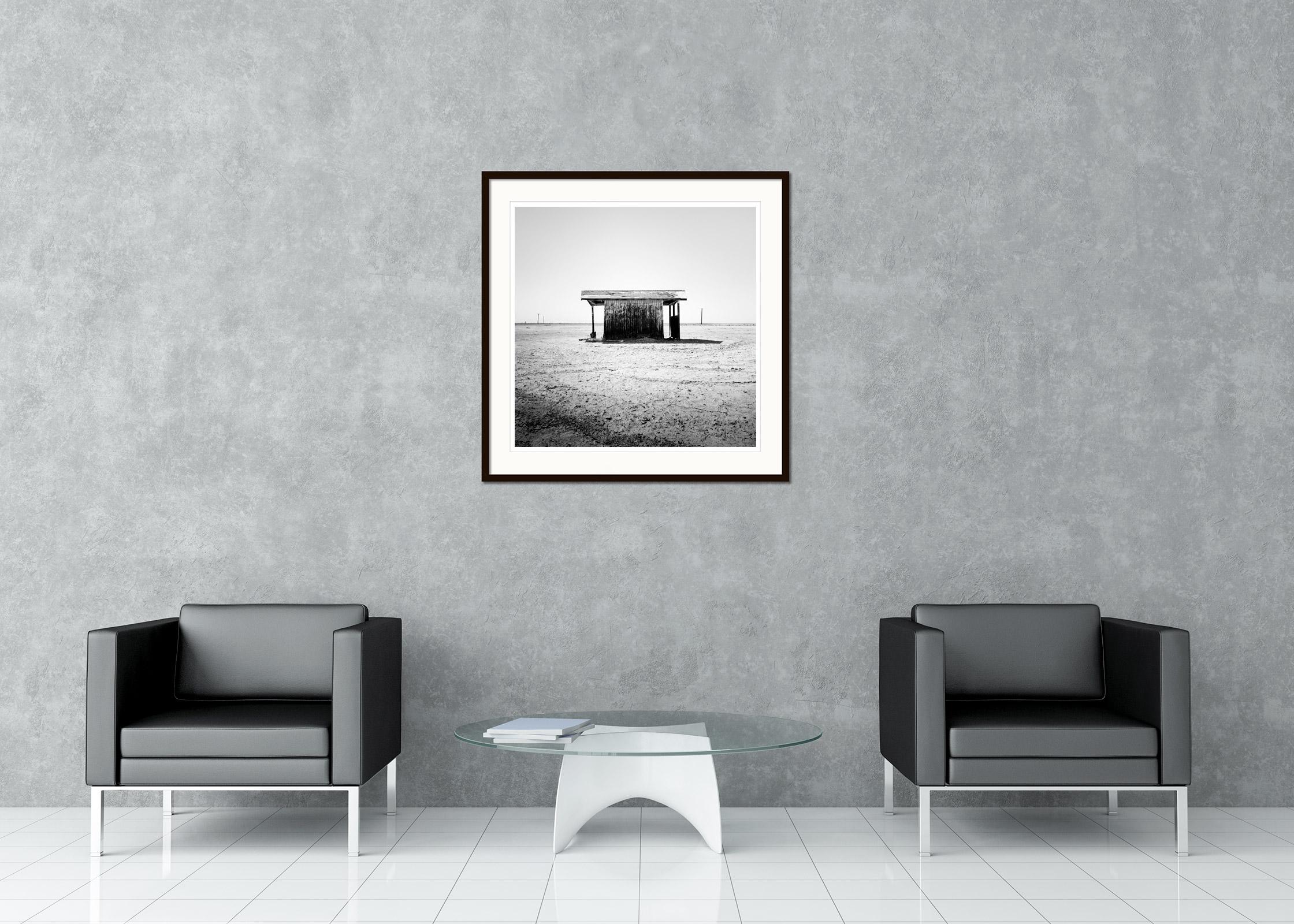 Minimalistische Schwarz-Weiß-Fotografie - Verlassenes Badehaus am Salton Sea, Kalifornien, USA. Pigmenttintendruck, Auflage 9, signiert, betitelt, datiert und nummeriert vom Künstler. Mit Echtheitszertifikat. Bedruckt mit einem 4 cm breiten weißen