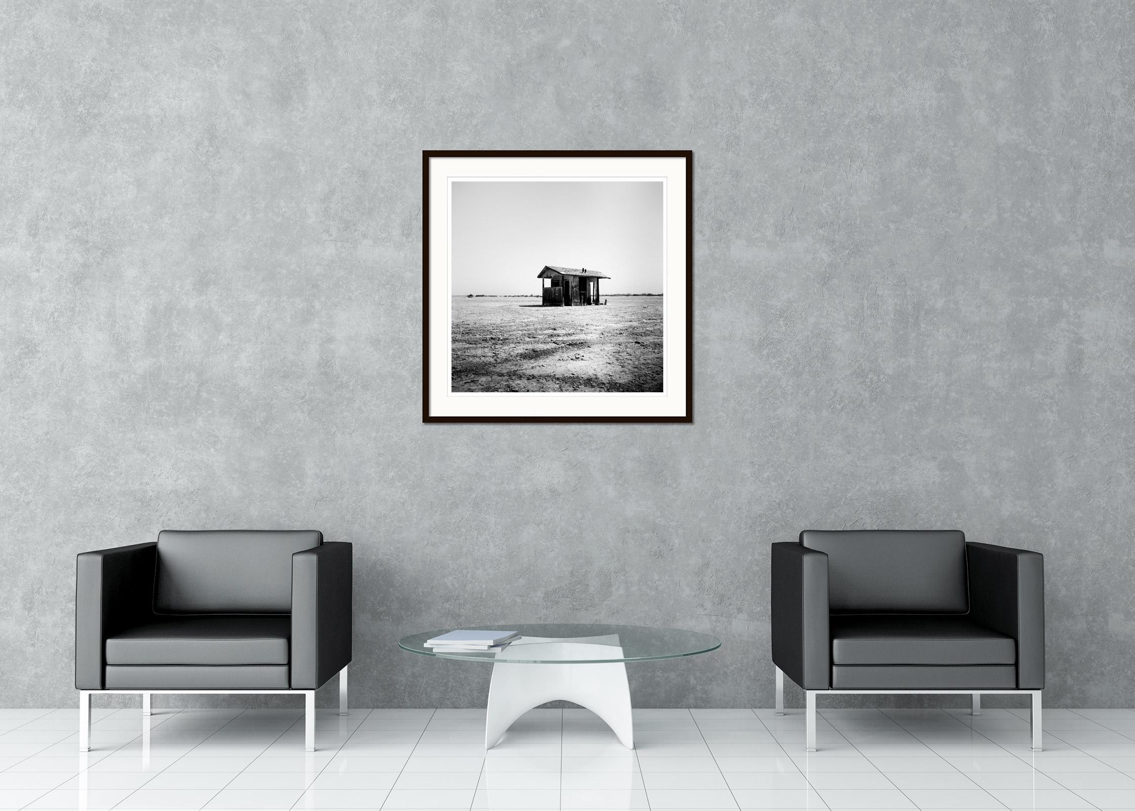 Photographie de paysage en noir et blanc. Maison à bain unique abandonnée à la mer de Salton, Californie, USA. Épreuve à l'encre pigmentaire d'archives, édition de 9 exemplaires. Signée, titrée, datée et numérotée par l'artiste. Certificat