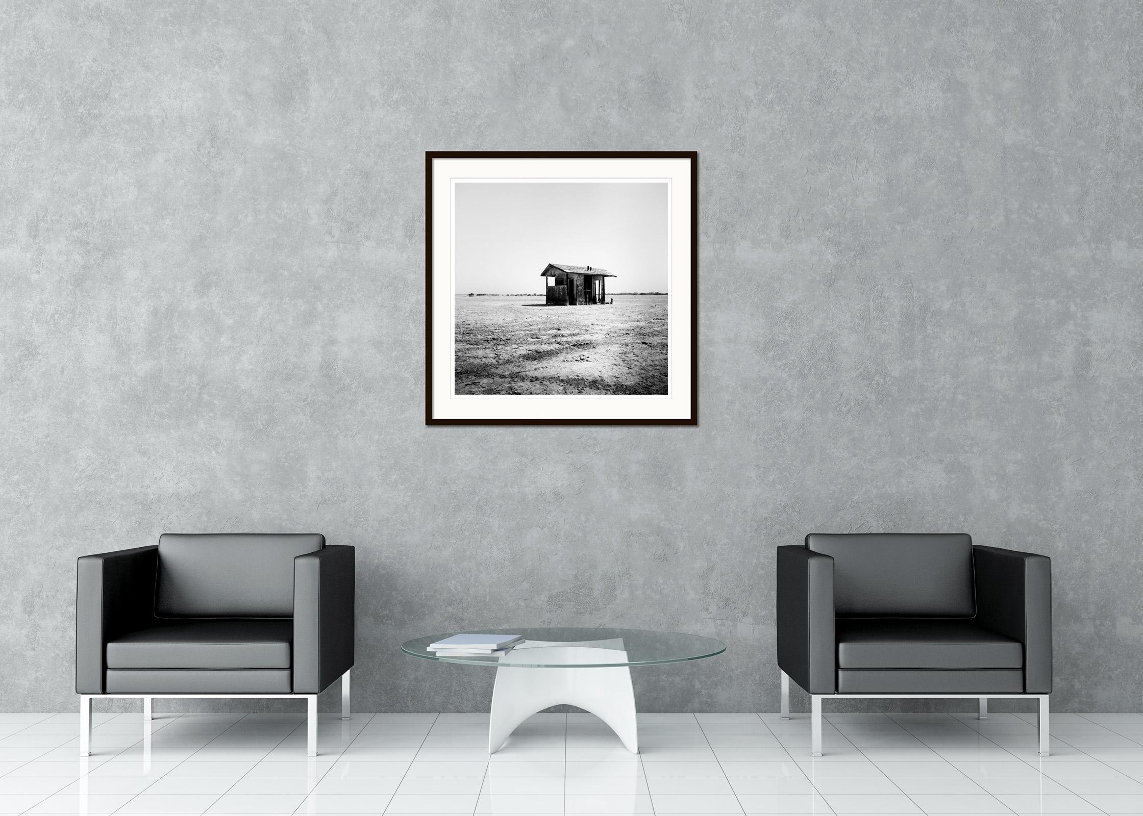 Schwarz-Weiß-Fotografie von Landschaften. Verlassenes einzelnes Badehaus am Salton Sea, Kalifornien, USA. Pigmenttintendruck, Auflage 9, signiert, betitelt, datiert und nummeriert vom Künstler. Mit Echtheitszertifikat. Bedruckt mit einem 4 cm