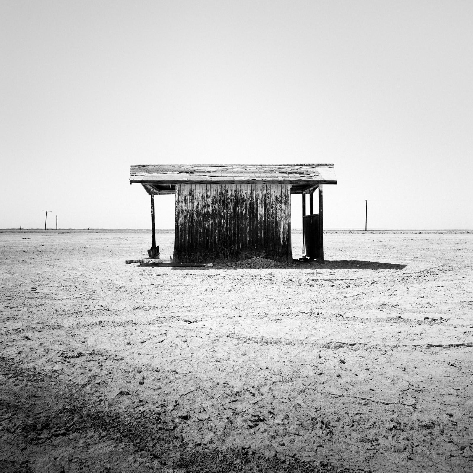 Gerald Berghammer Black and White Photograph – Badhaus, Salton Sea, Kalifornien, USA, Schwarz-Weiß-Landschaftsfotografie