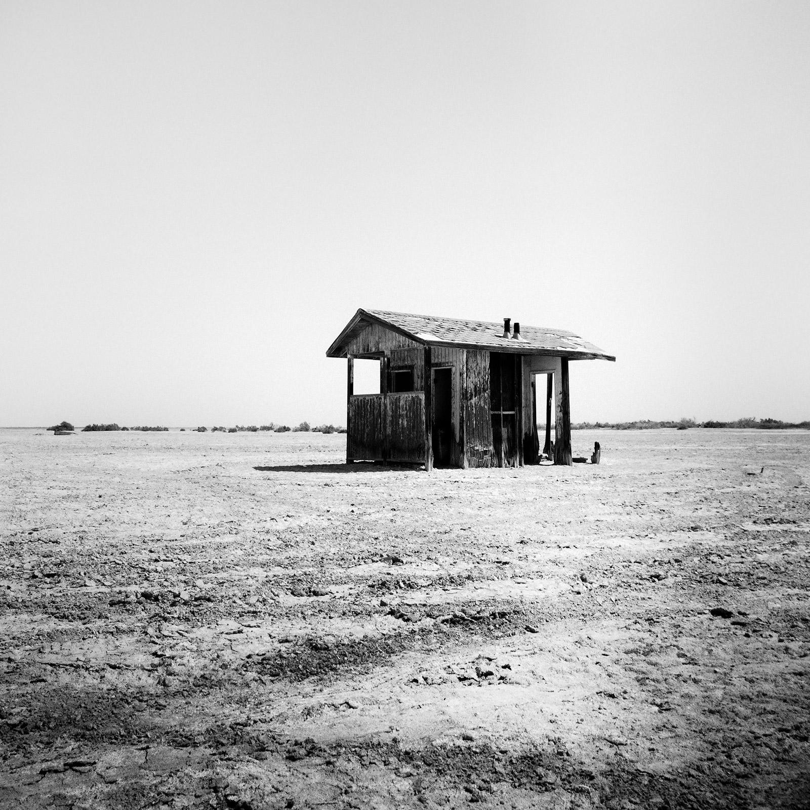 Gerald Berghammer Landscape Photograph – Badhaus, Salton Sea, Kalifornien, USA, Schwarz-Weiß-Landschaftsfotografie