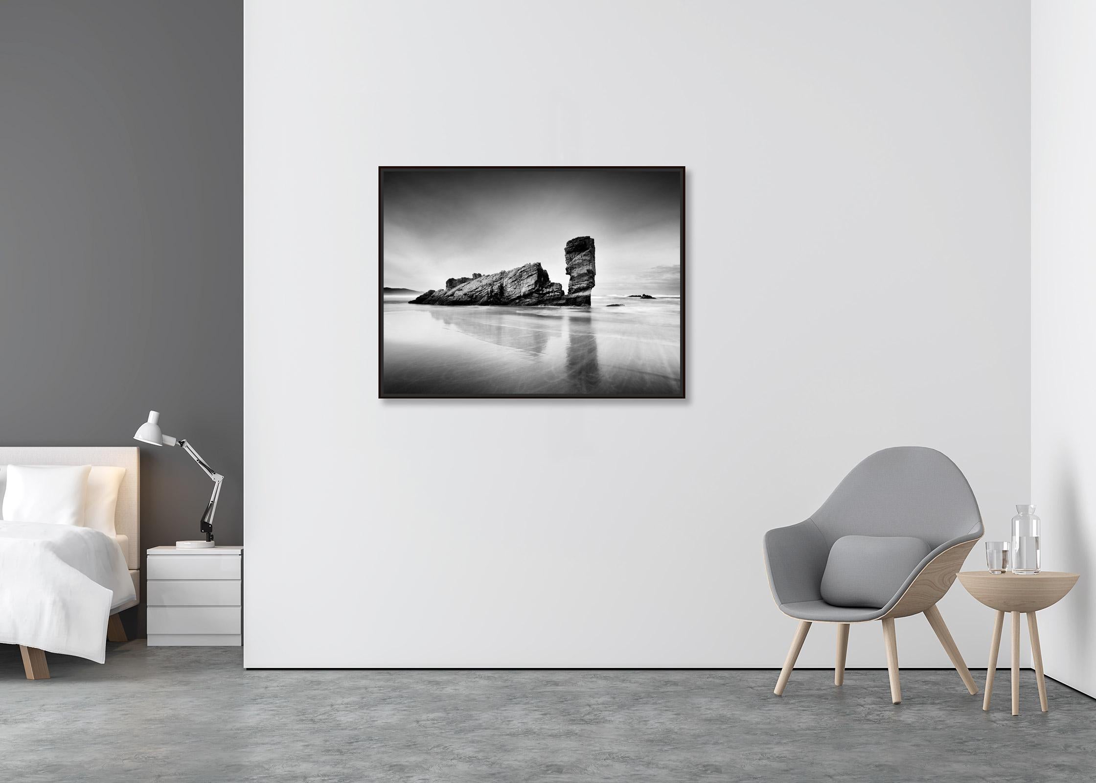 Mar Cantábrico, playa, gran roca, costa, blanco y negro, foto de paisaje - Photograph Contemporáneo de Gerald Berghammer