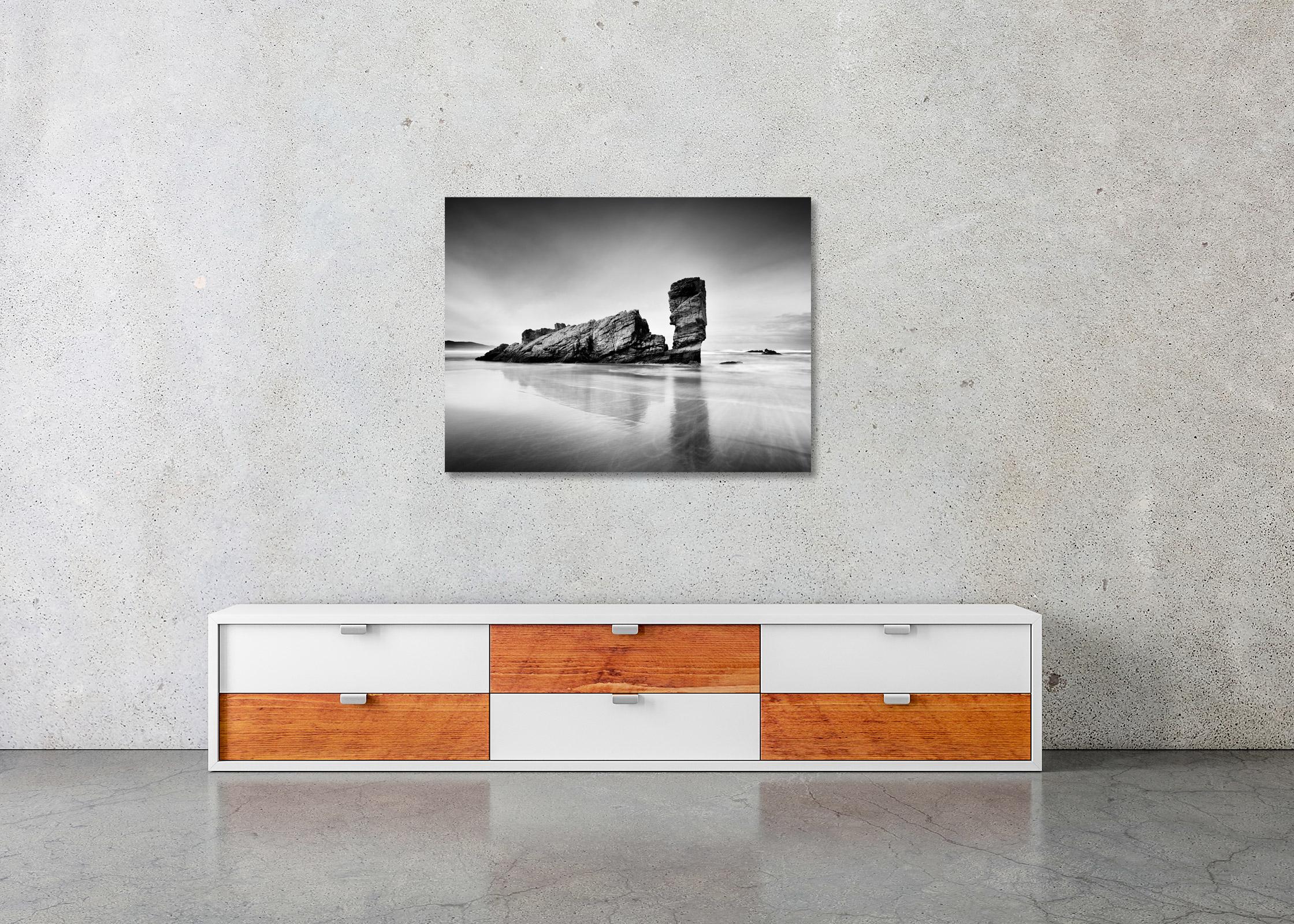 Mar Cantábrico, playa, gran roca, costa, blanco y negro, foto de paisaje en venta 2