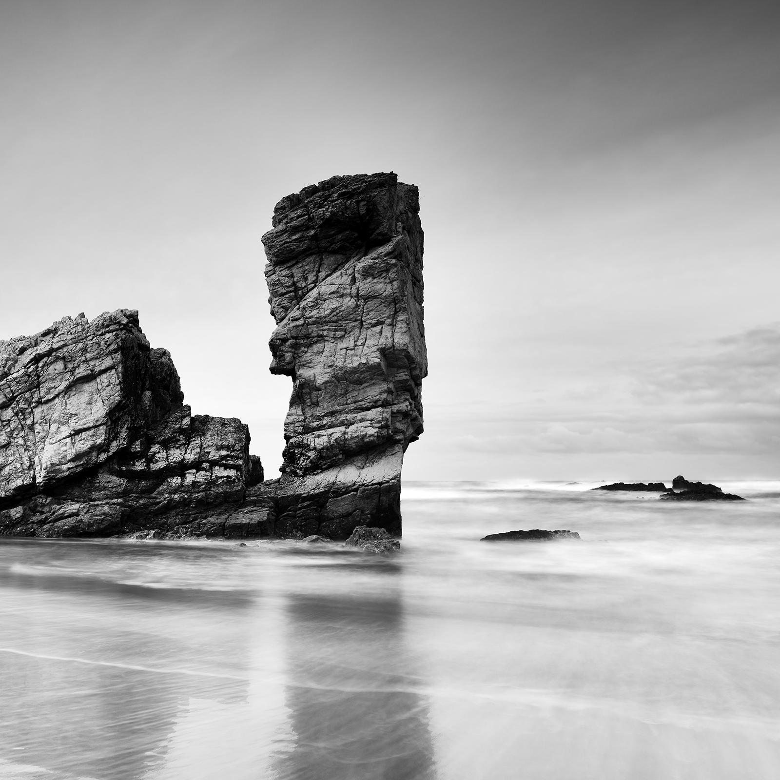 Mar Cantábrico, playa, gran roca, costa, blanco y negro, foto de paisaje en venta 3
