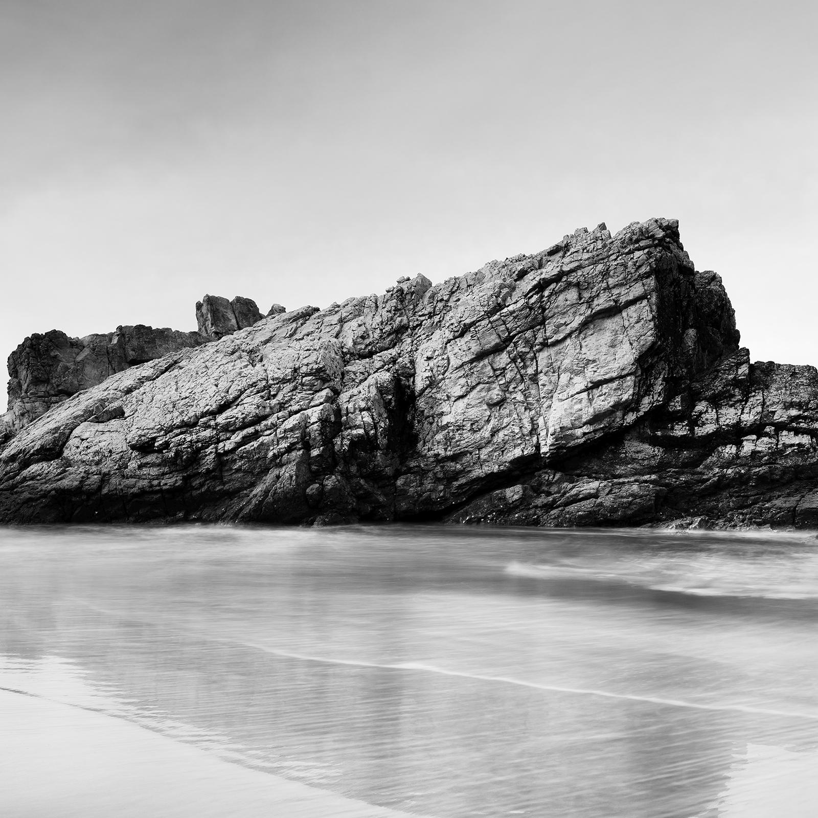 Mar Cantábrico, playa, gran roca, costa, blanco y negro, foto de paisaje en venta 4