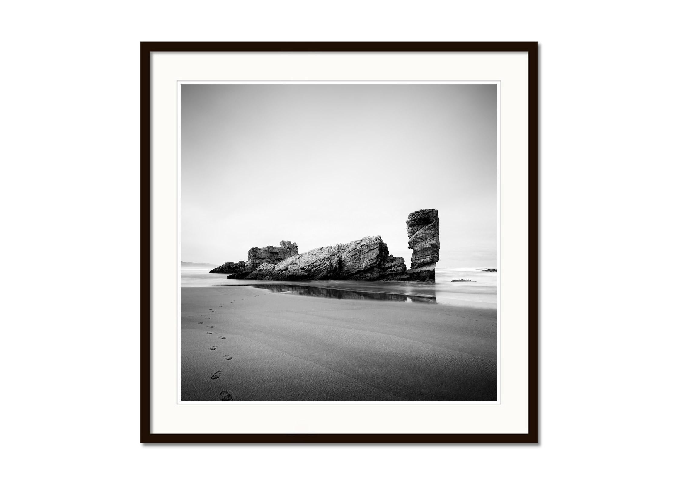 Bay, Biscay, Giant Rock, Beach, monochrome Fotografie, Druck in limitierter Auflage (Grau), Landscape Photograph, von Gerald Berghammer