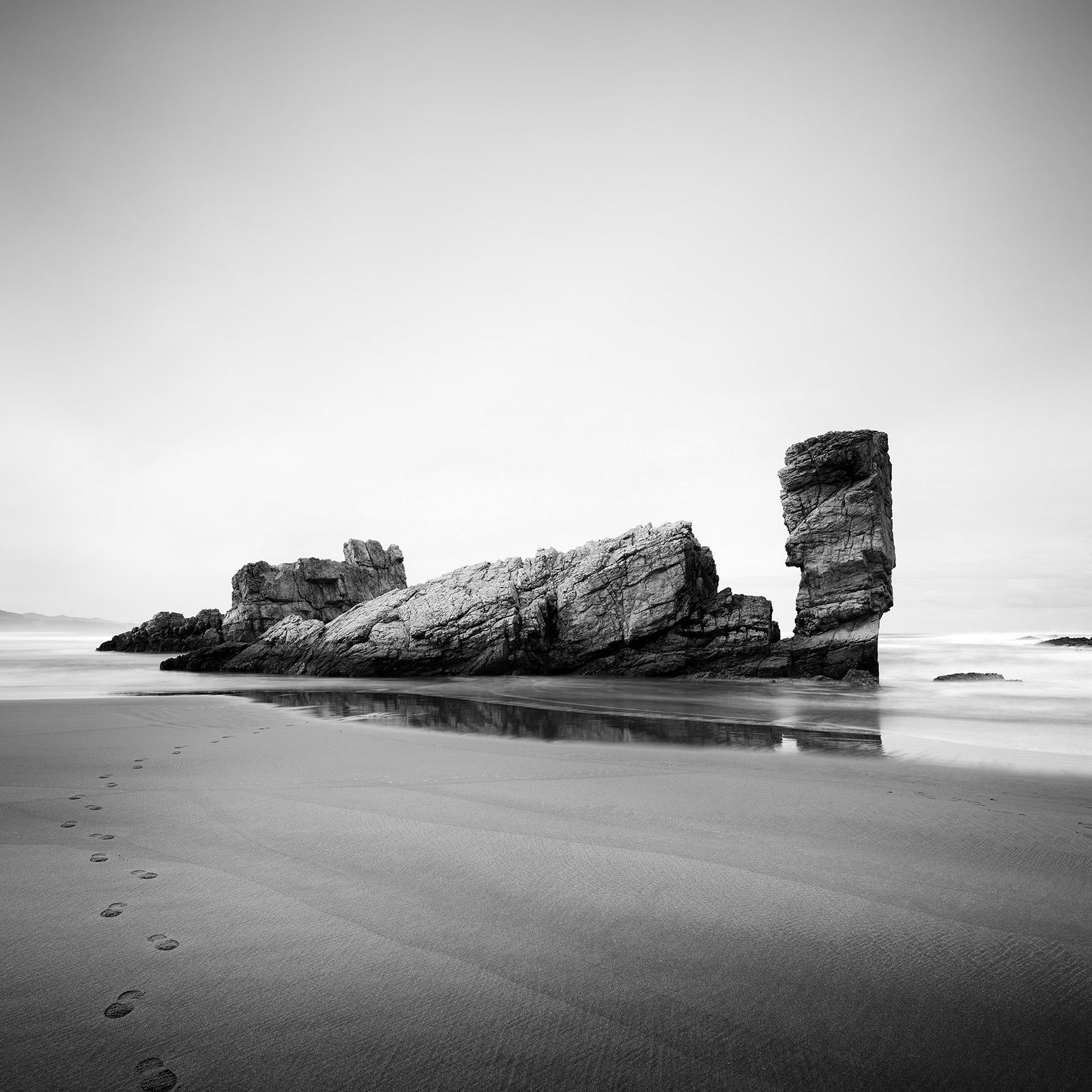 Gerald Berghammer Landscape Photograph – Bay, Biscay, Giant Rock, Beach, monochrome Fotografie, Druck in limitierter Auflage
