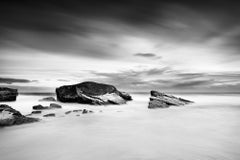 Golfe de Gascogne, rochers géants, côte atlantique, Espagne, paysage en noir et blanc 