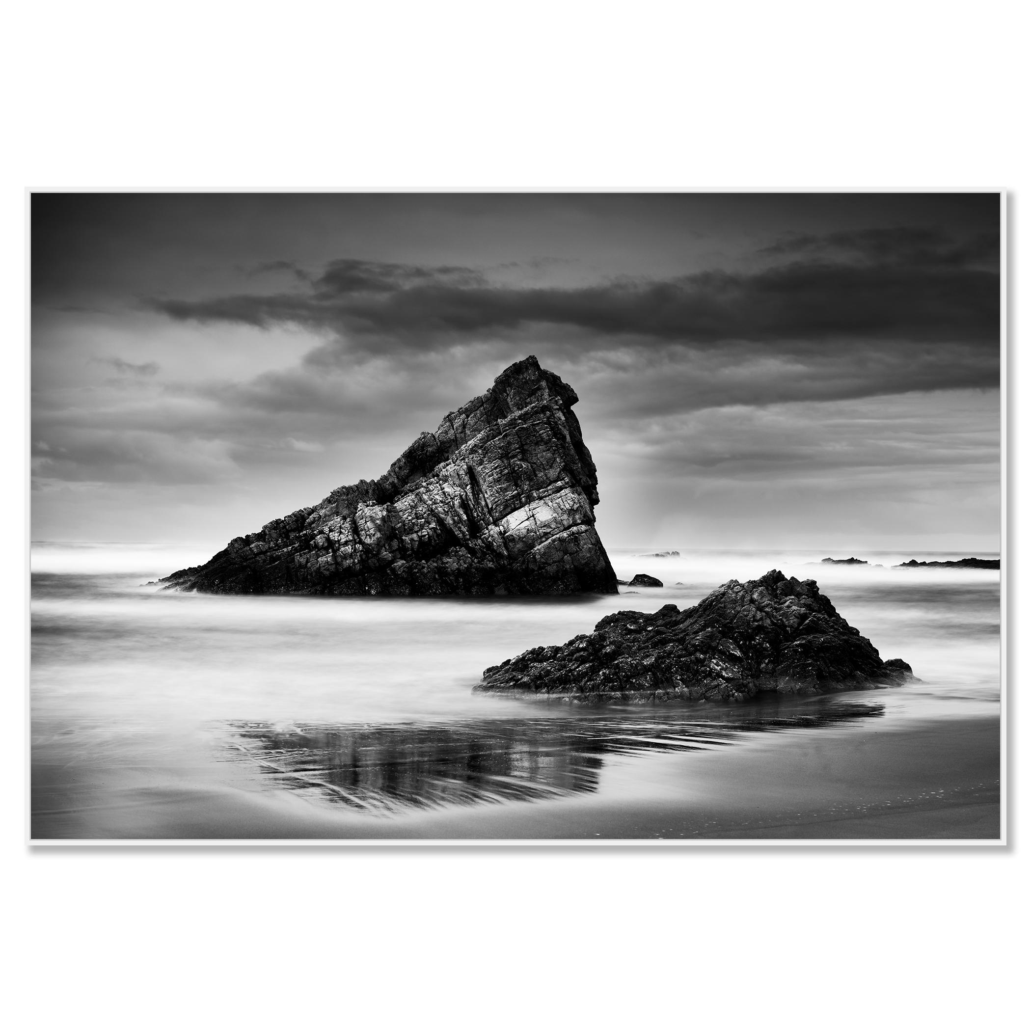Mar Cantábrico, costa, playa, España, fotografía de paisaje en blanco y negro - Photograph de Gerald Berghammer