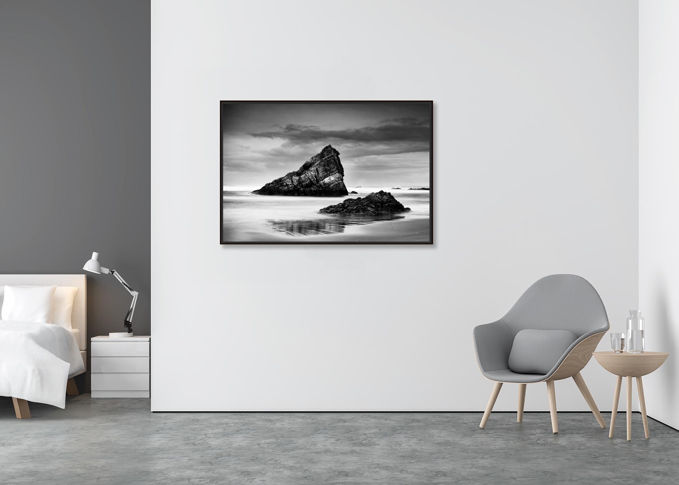Bay of Biscay, Küste, Strand, Spanien, Schwarz-Weiß-Landschaftsfotografie (Zeitgenössisch), Photograph, von Gerald Berghammer