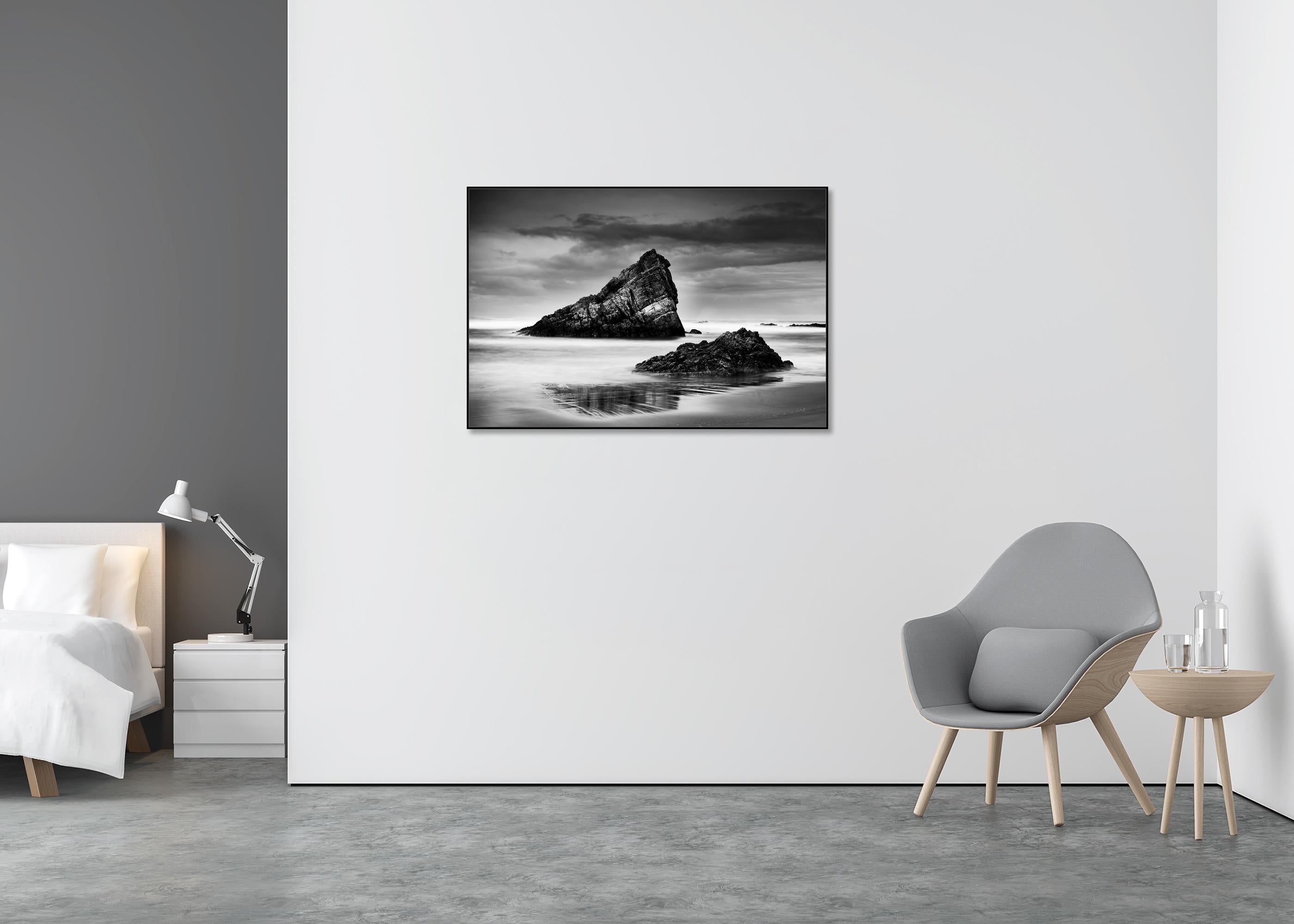Mar Cantábrico, costa, playa, España, fotografía de paisaje en blanco y negro - Landscape Photograph Gris de Gerald Berghammer