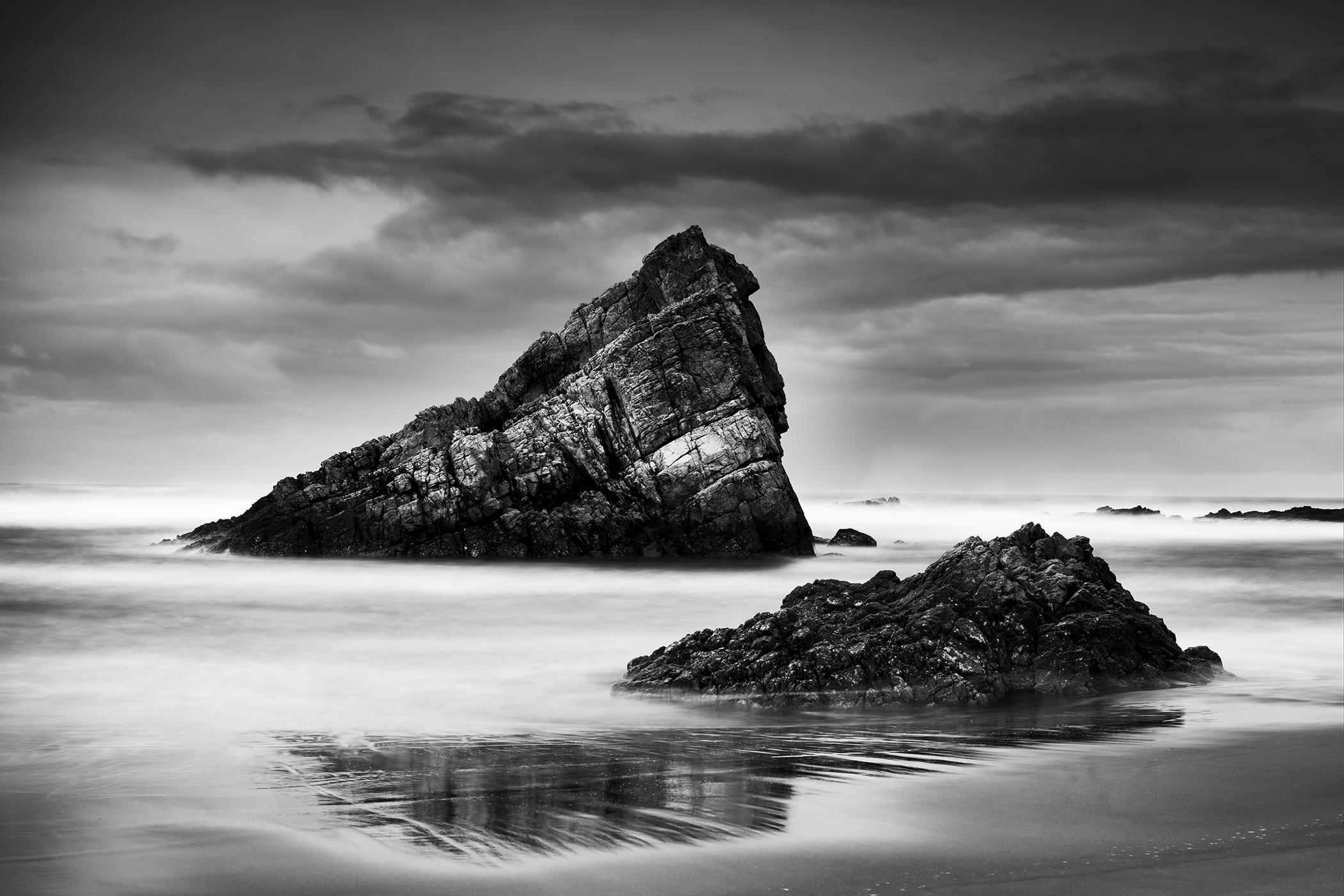 Landscape Photograph de Gerald Berghammer - Mar Cantábrico, costa, playa, España, fotografía de paisaje en blanco y negro