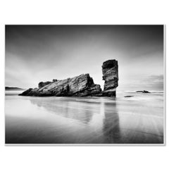 Mar Cantábrico, playa, gran roca, costa, blanco y negro, foto de paisaje