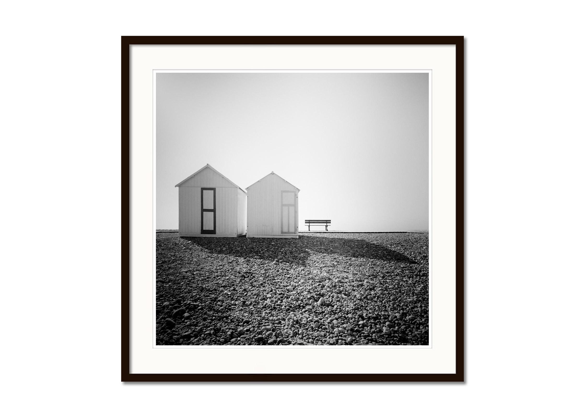 Huttes de plage, Whiting silencieux, photographie minimaliste en noir et blanc, paysage - Gris Landscape Photograph par Gerald Berghammer