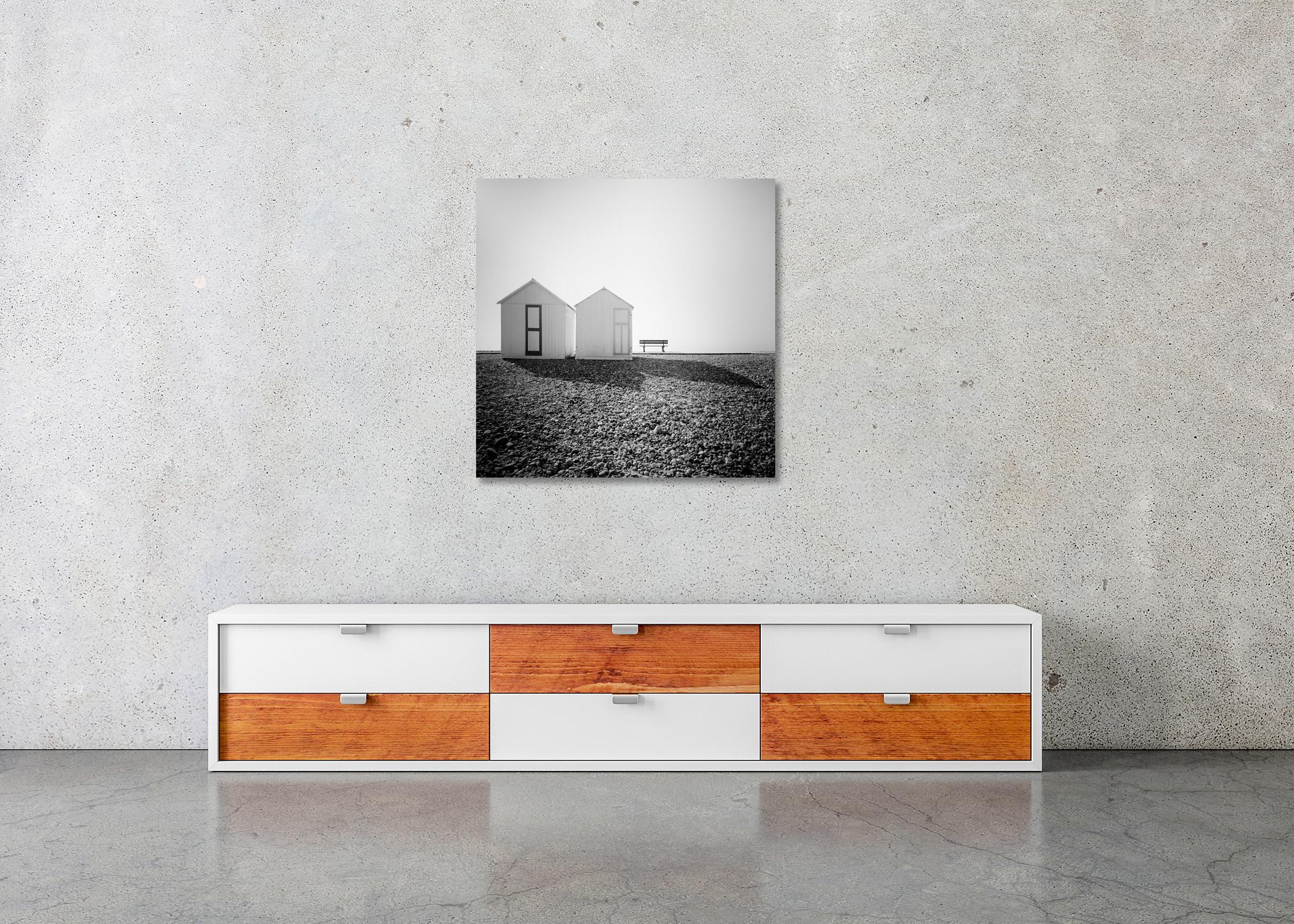 Huttes de plage, Whiting silencieux, photographie minimaliste en noir et blanc, paysage en vente 2