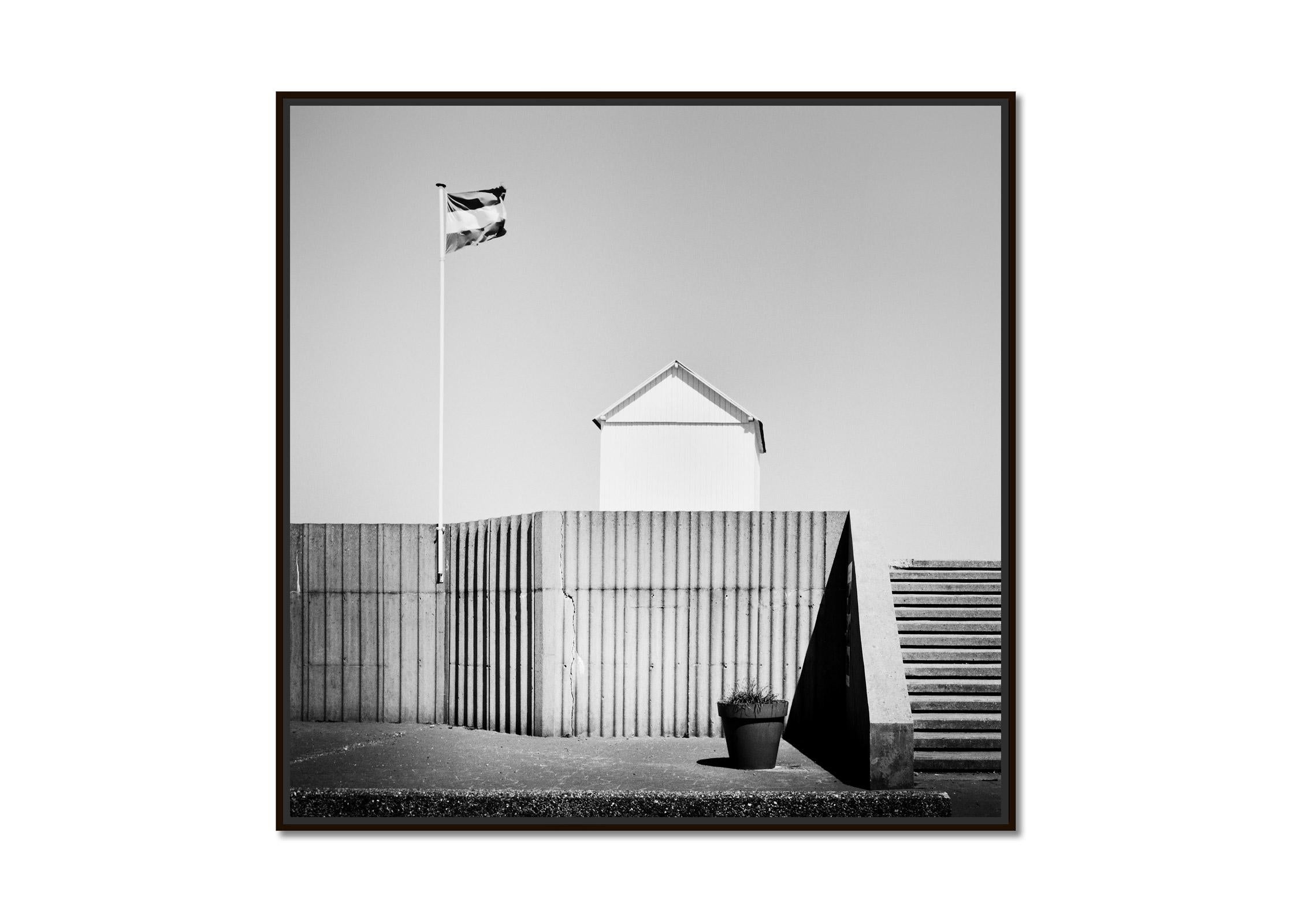 Beach Huts, Hauts-de-France, Schwarz-Weiß-Fotografie, Kunstdruck, Landschaft – Photograph von Gerald Berghammer