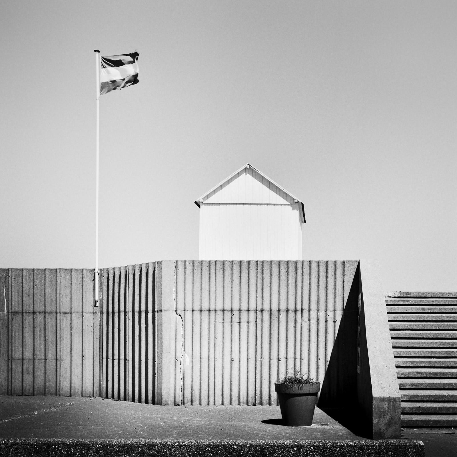 Black and White Photograph Gerald Berghammer - Beach Huts, Hauts-de-France, photographie noir et blanc, tirage d'art, paysage