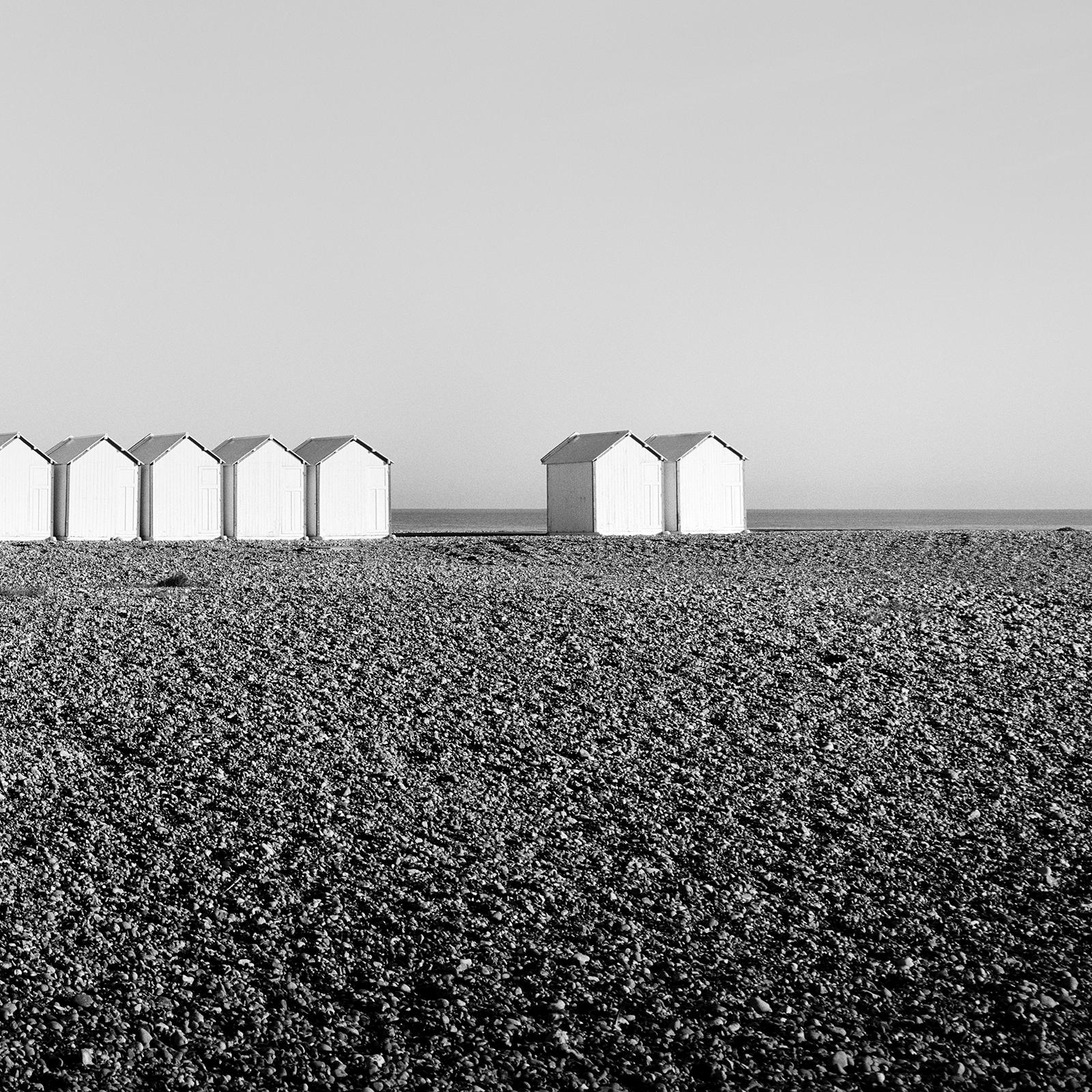 Beach Huts Panorama, Schwarz-Weiß-Fotografie, Landschaft, limitierte Auflage im Angebot 5