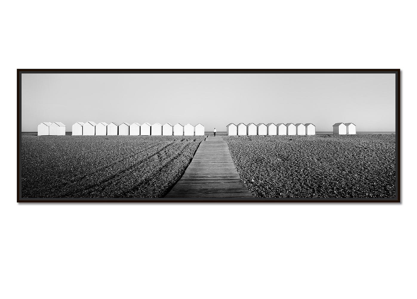 Beach Huts Panorama, Schwarz-Weiß-Fotografie, Landschaft, limitierte Auflage – Photograph von Gerald Berghammer