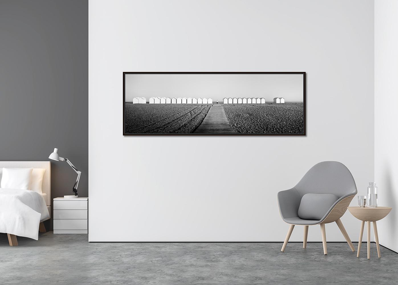 Beach Huts Panorama, Schwarz-Weiß-Fotografie, Landschaft, limitierte Auflage (Zeitgenössisch), Photograph, von Gerald Berghammer