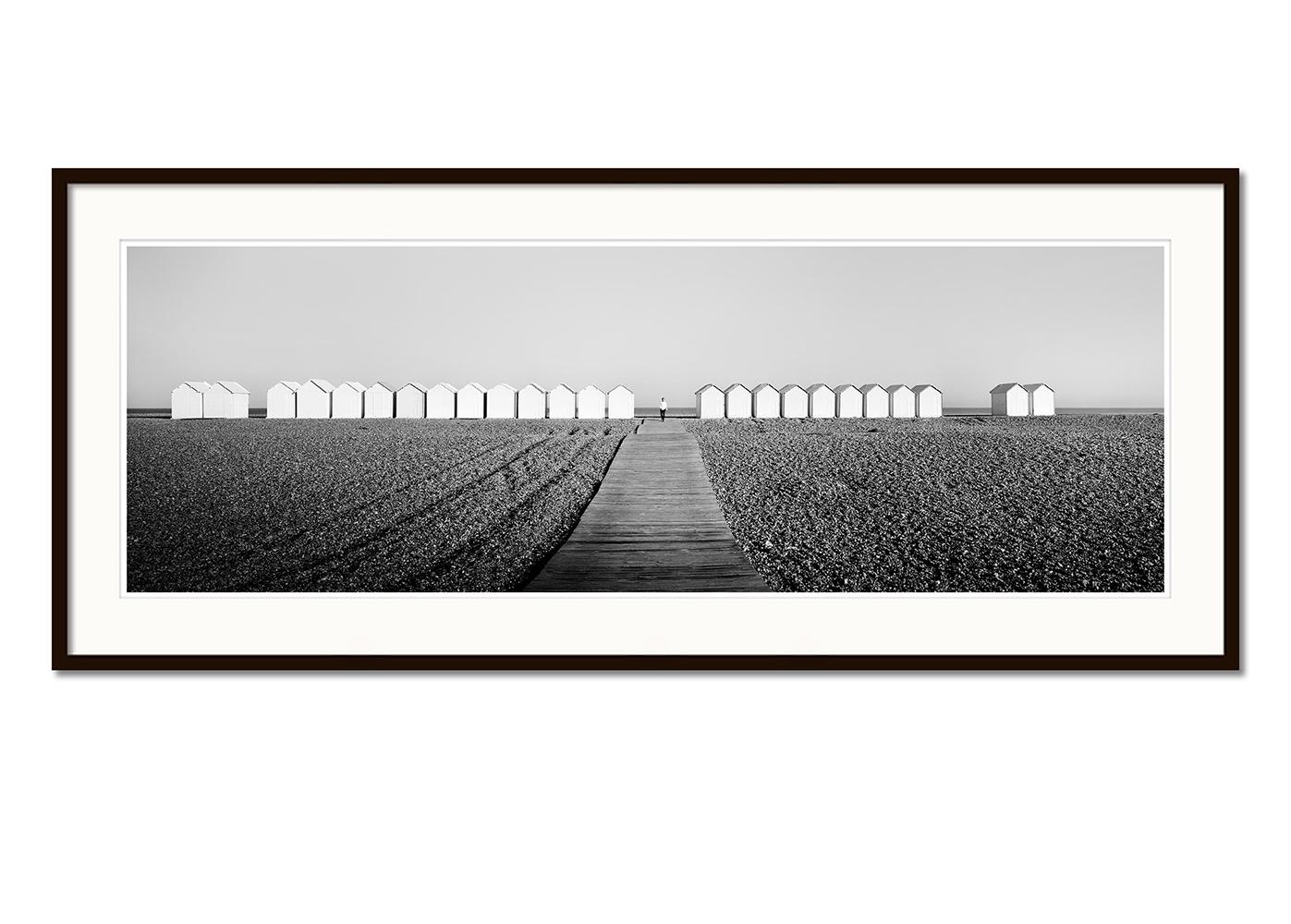 Beach Huts Panorama, Schwarz-Weiß-Fotografie, Landschaft, limitierte Auflage (Grau), Black and White Photograph, von Gerald Berghammer