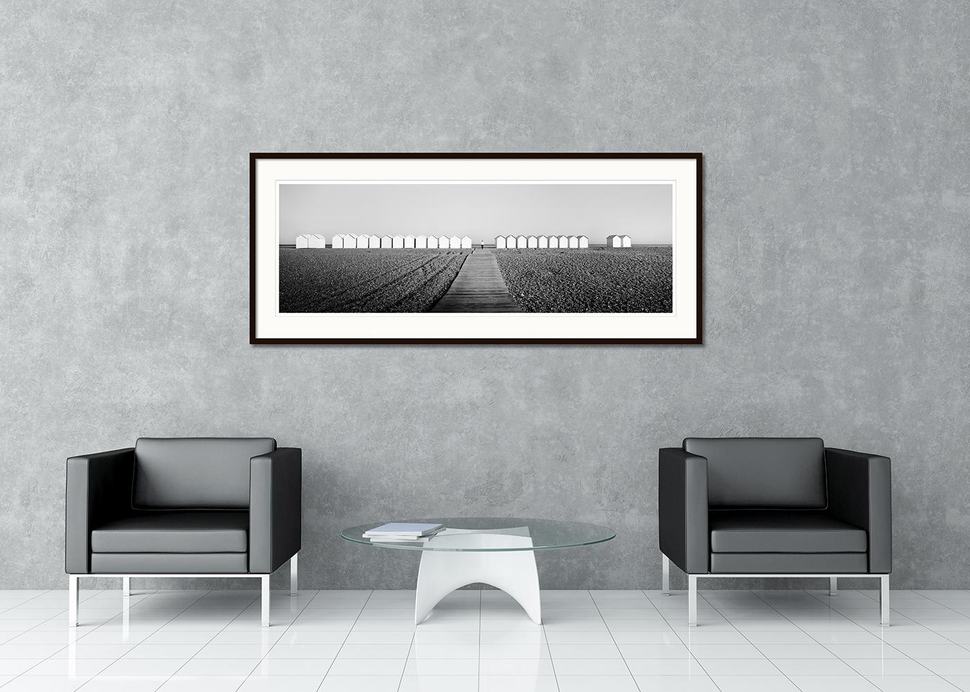 Schwarz-weißes Kunstpanorama - Landschaftsfotografie. Strandhütten, Panorama, Pier, Läufer, Frankreich. Pigmenttintendruck, Auflage 9, signiert, betitelt, datiert und nummeriert vom Künstler. Mit Echtheitszertifikat. Bedruckt mit einem 4 cm breiten