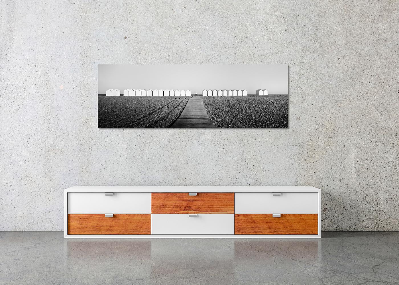 Beach Huts Panorama, Schwarz-Weiß-Fotografie, Landschaft, limitierte Auflage im Angebot 1