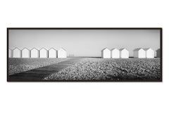 Beach Huts Panorama, Frankreich, Schwarz-Weiß-Fotografie, limitierte Auflage