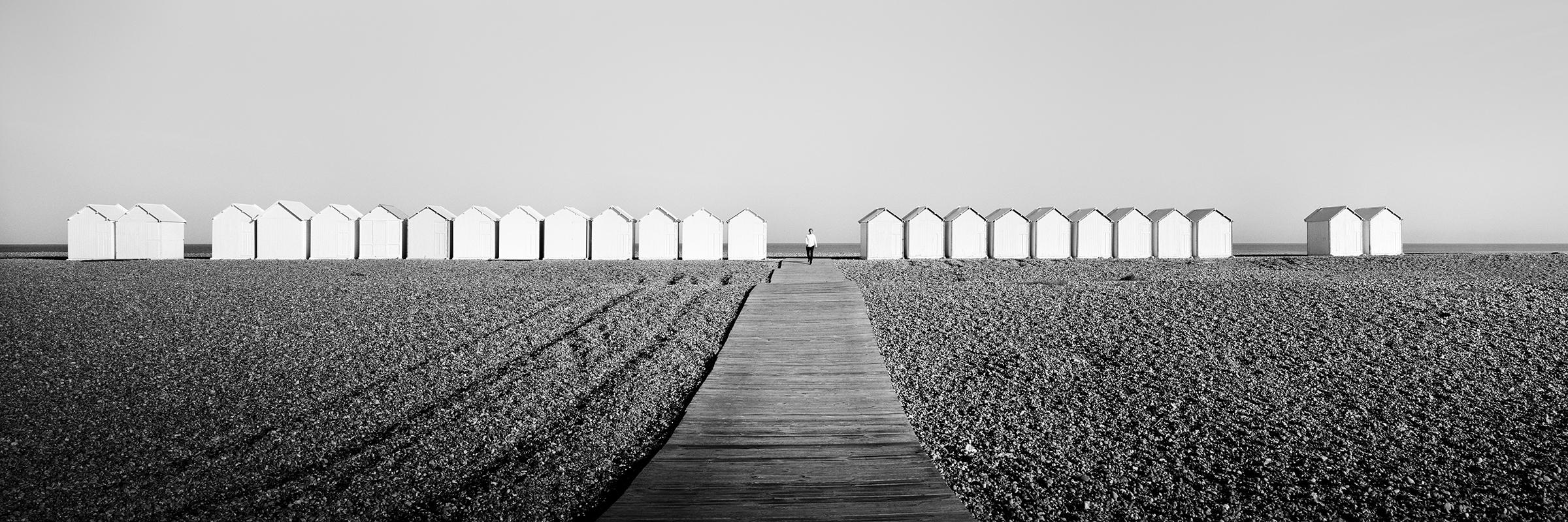 Gerald Berghammer Black and White Photograph – Beach Huts Panorama, Schwarz-Weiß-Fotografie, Landschaft, limitierte Auflage
