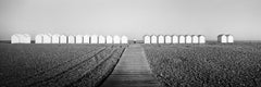 Panorama des cabanes de plage, France, photographie noir et blanc, paysage, beaux-arts