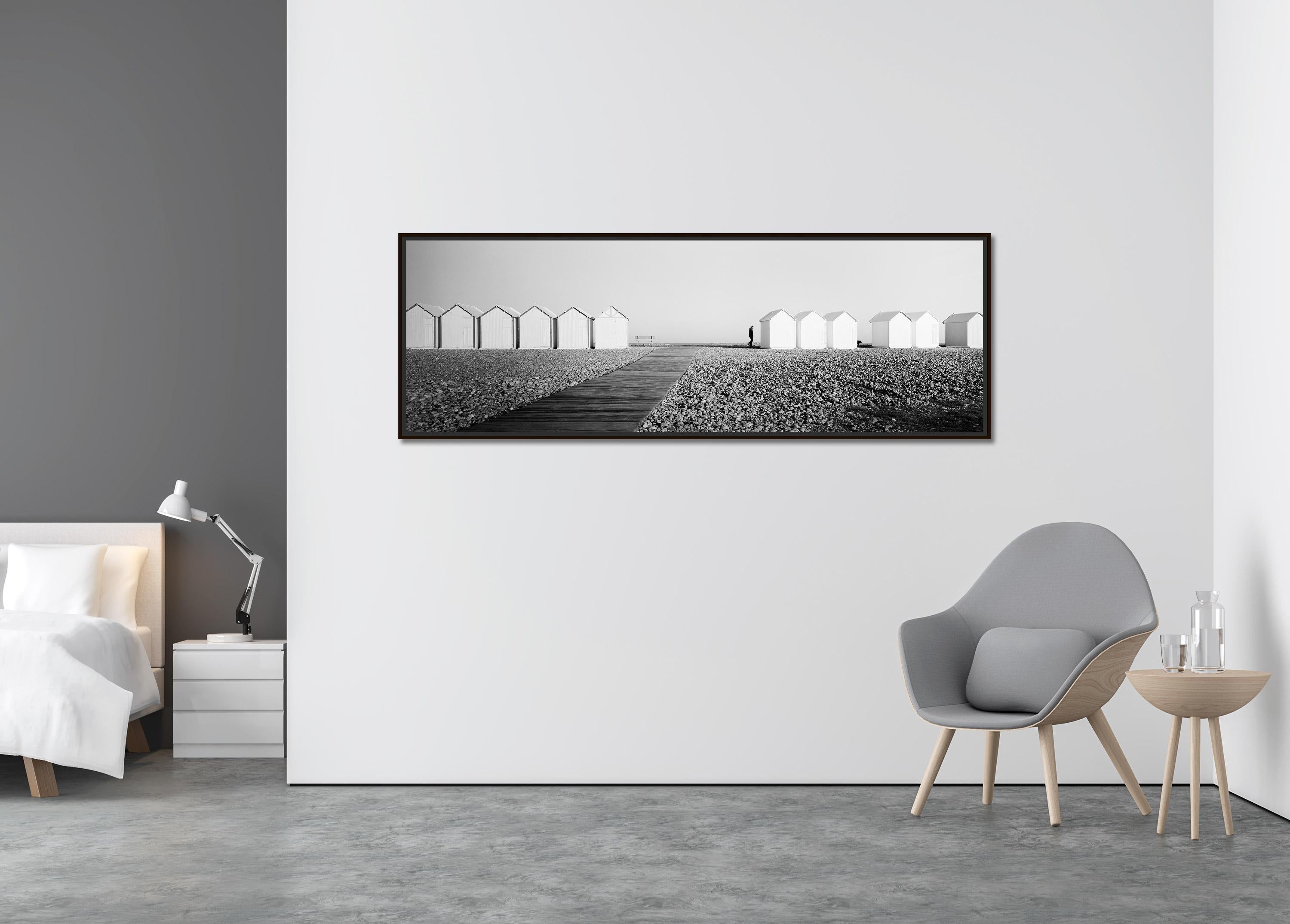 Panorama des cabanes de plage, plage rocheuse, photographie d'art en noir et blanc - Contemporain Photograph par Gerald Berghammer