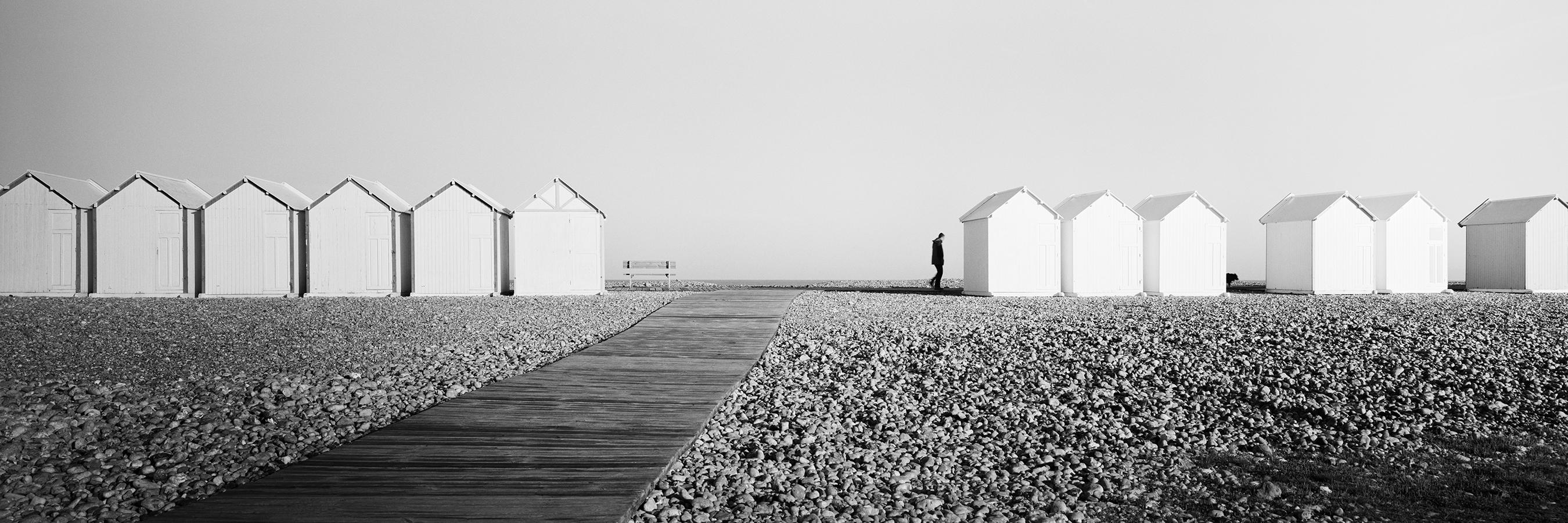 Panorama des cabanes de plage, plage rocheuse, photographie d'art en noir et blanc