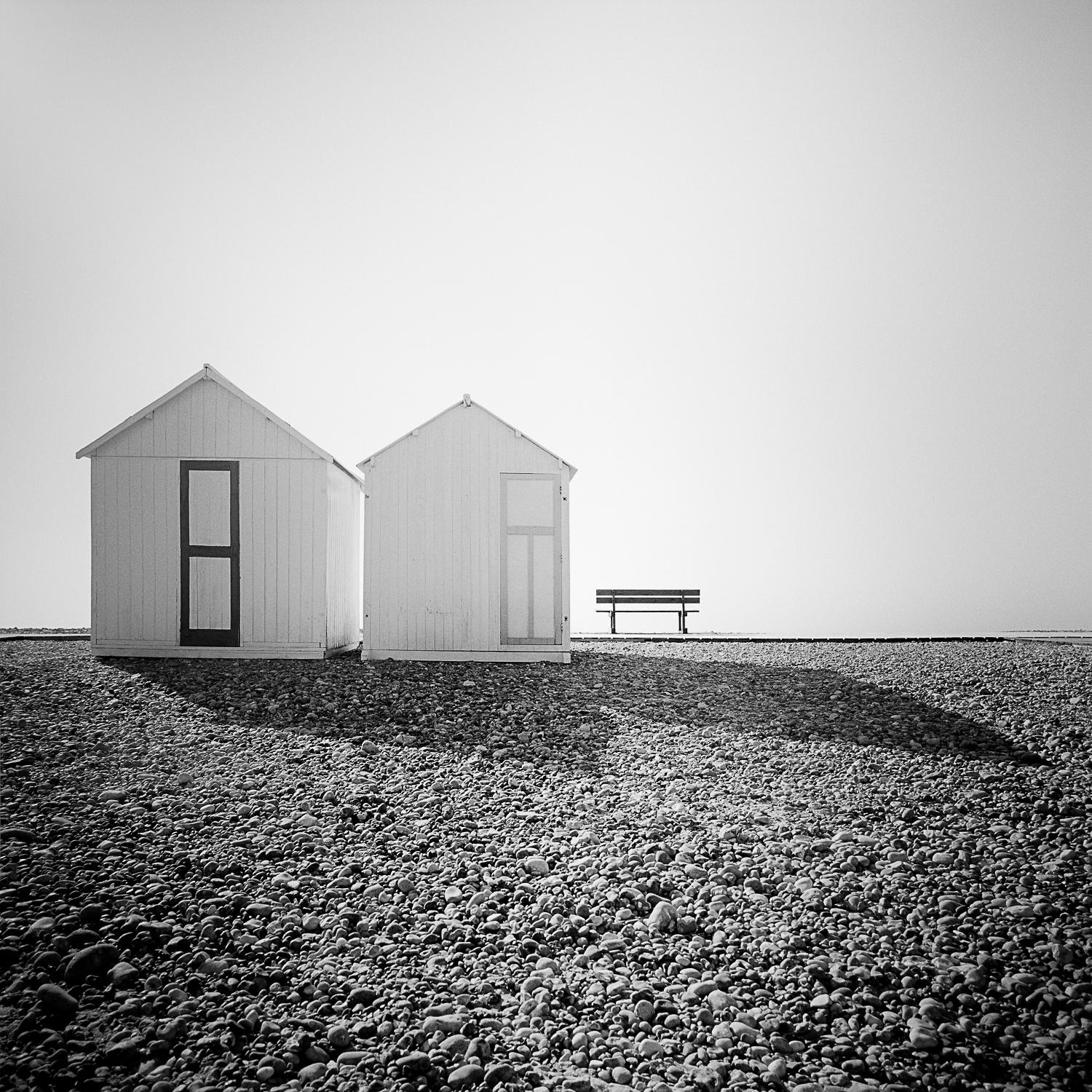 Beach Huts, romantischer Moment, Frankreich, Schwarz-Weiß-Fotografie, gerahmt – Photograph von Gerald Berghammer