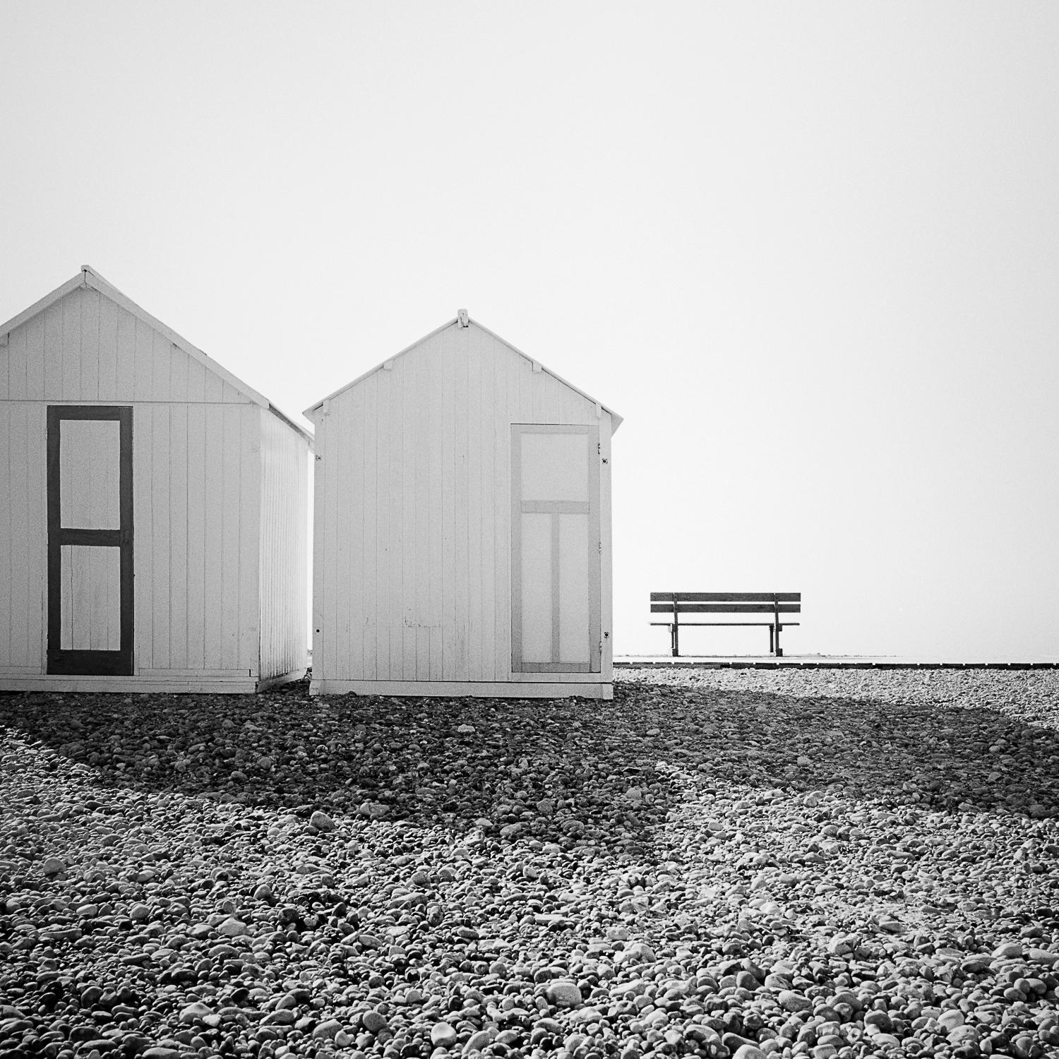 Beach Huts, romantischer Moment, Frankreich, Schwarz-Weiß-Fotografie, gerahmt (Zeitgenössisch), Photograph, von Gerald Berghammer