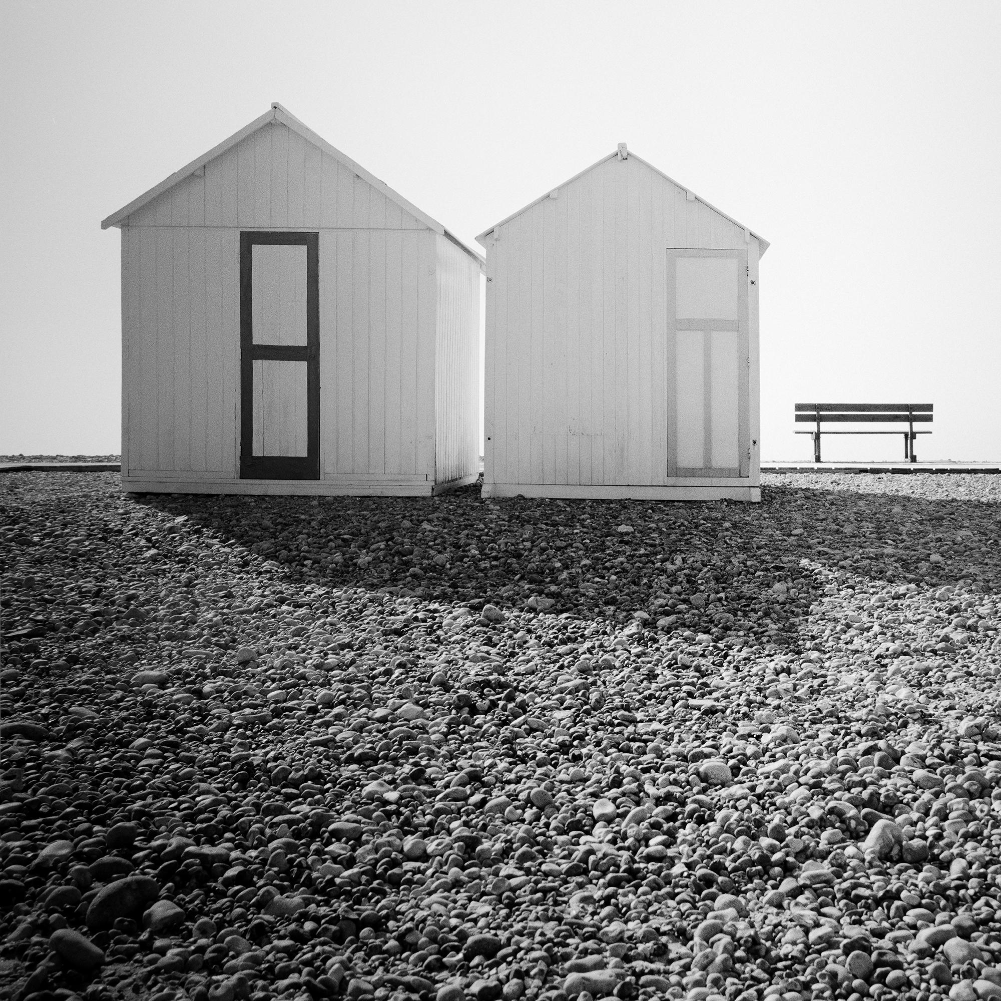 Beach Huts, stiller Morgen, minimalistische Schwarz-Weiß-Fotografie, Landschaft im Angebot 5
