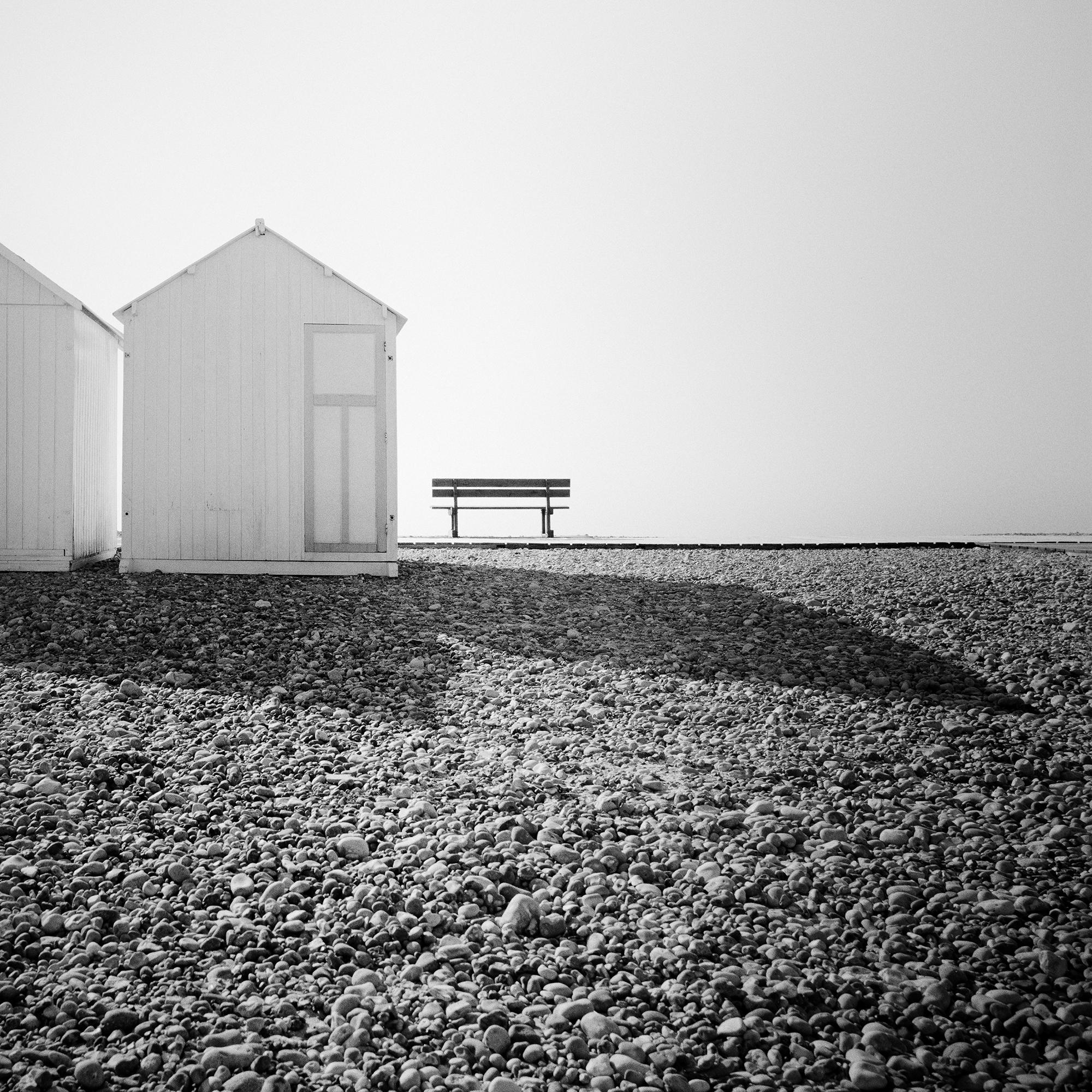 Beach Huts, stiller Morgen, minimalistische Schwarz-Weiß-Fotografie, Landschaft im Angebot 6
