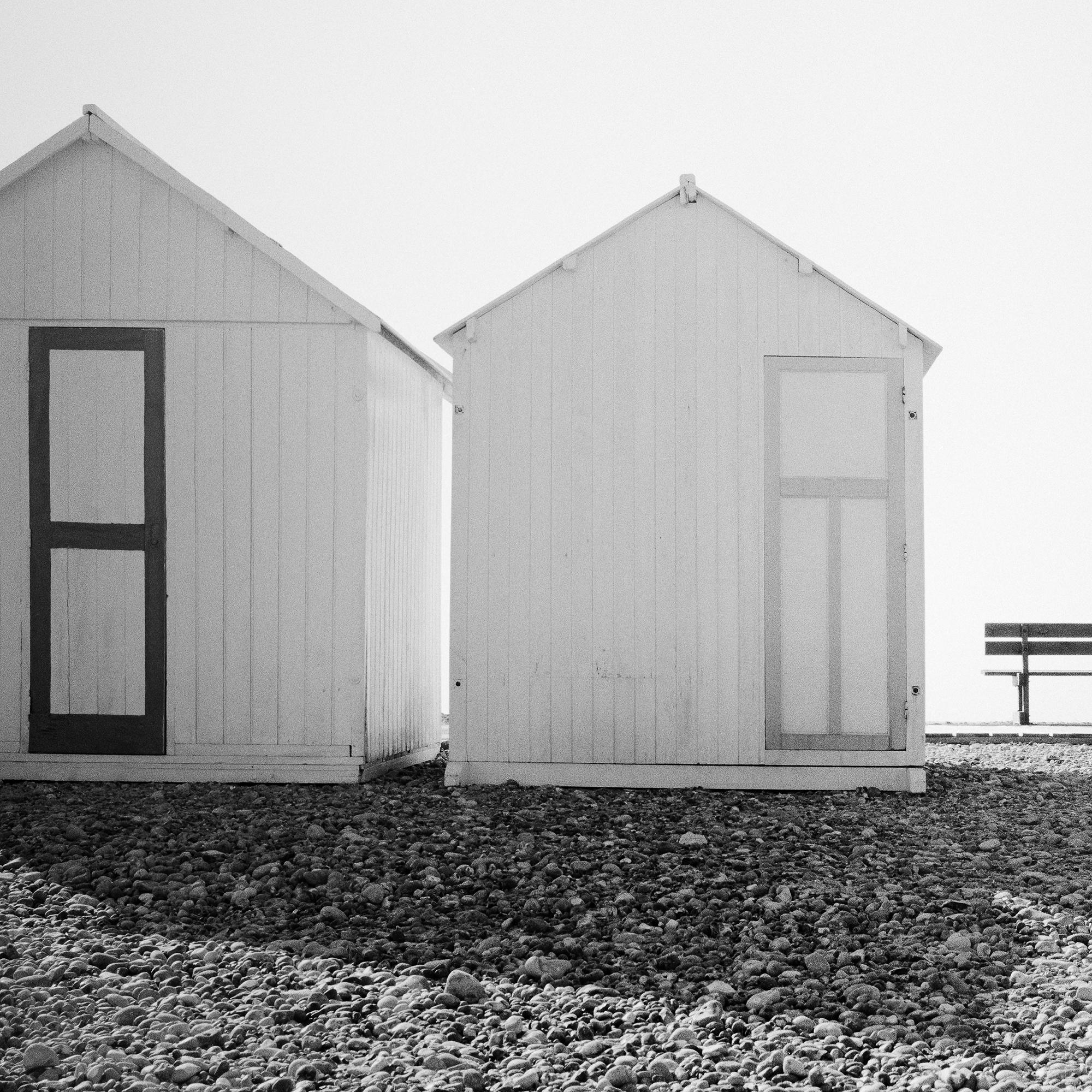 Beach Huts, stiller Morgen, minimalistische Schwarz-Weiß-Fotografie, Landschaft im Angebot 7