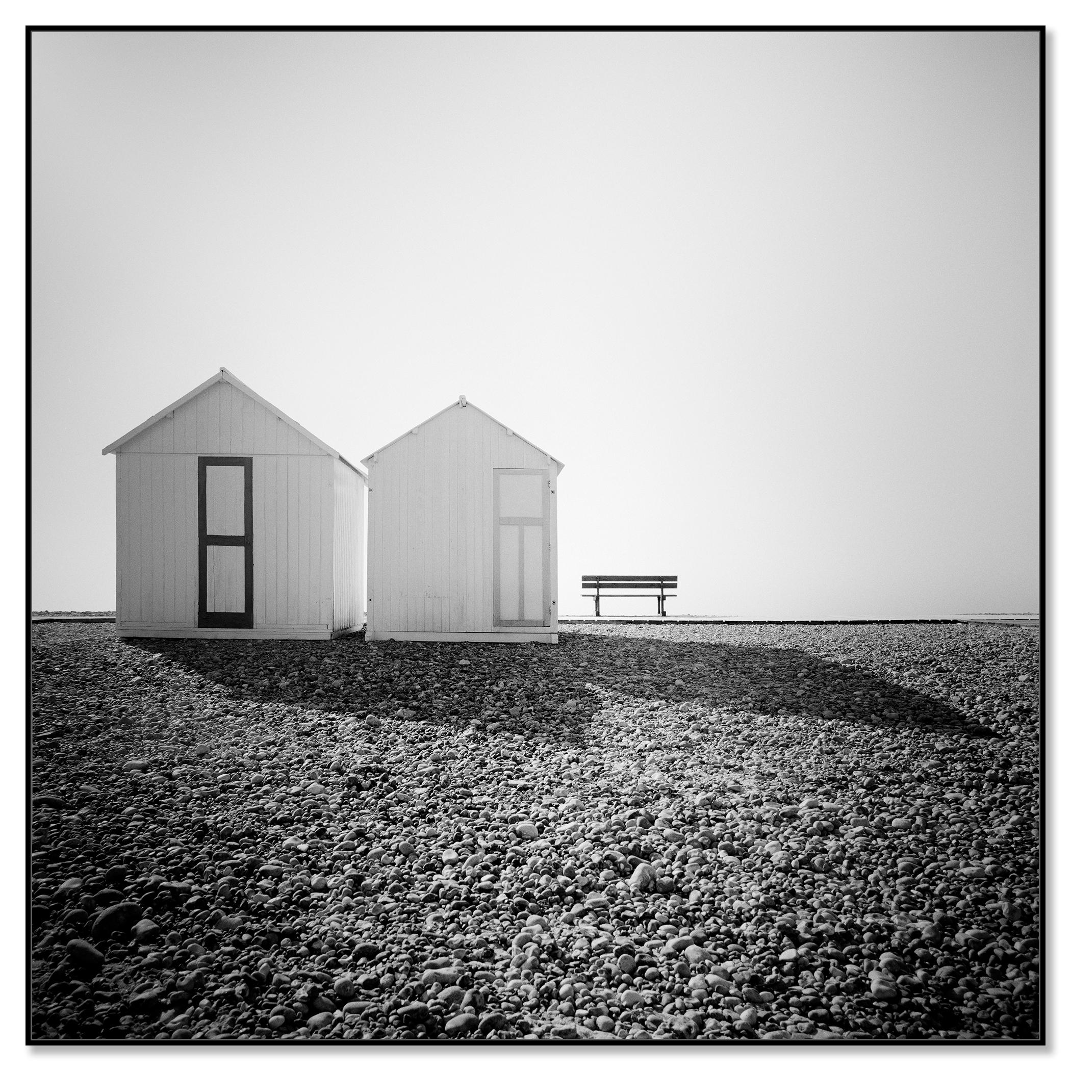 Beach Huts, stiller Morgen, minimalistische Schwarz-Weiß-Fotografie, Landschaft – Photograph von Gerald Berghammer