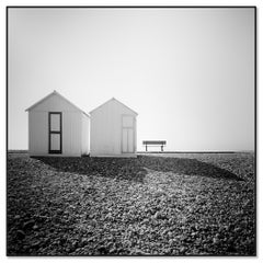 Huttes de plage, Whiting silencieux, photographie minimaliste en noir et blanc, paysage
