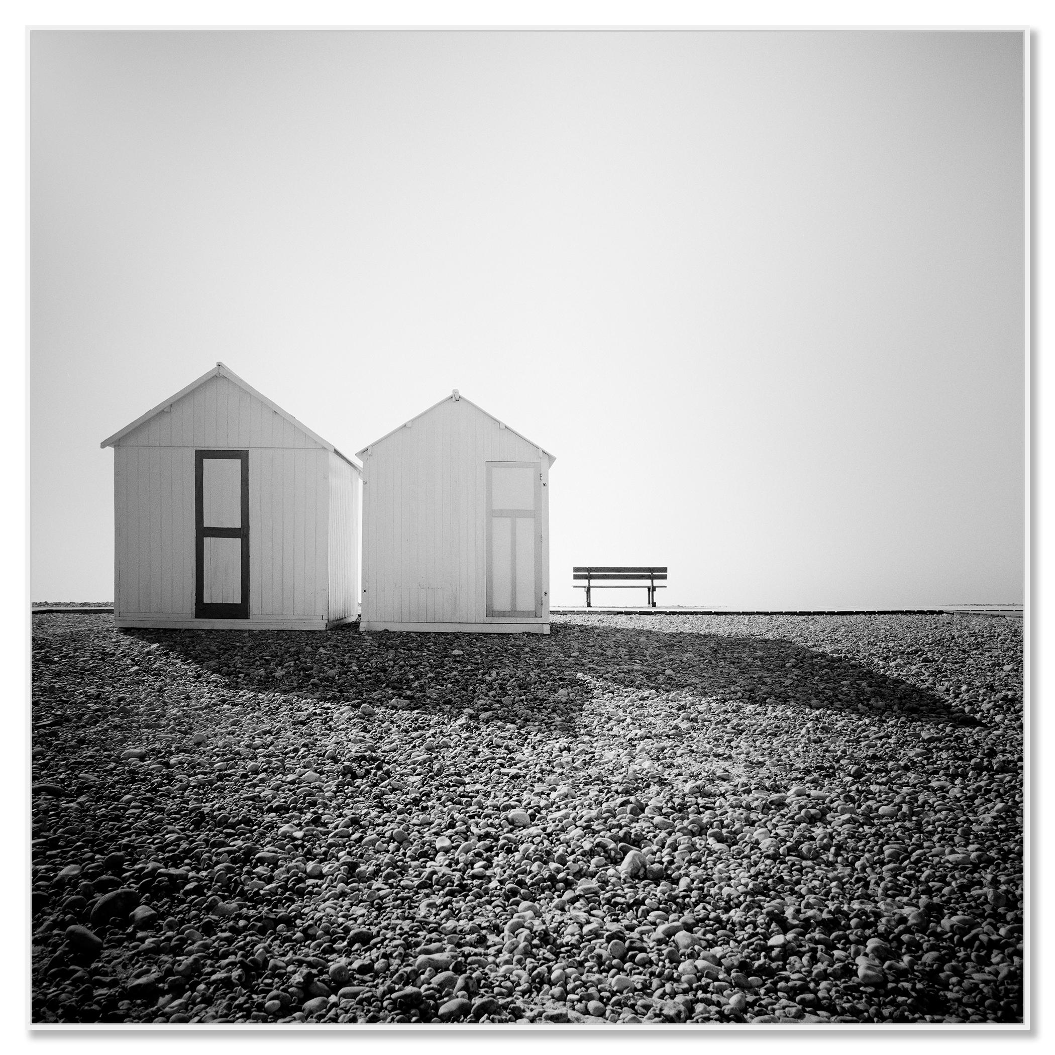 Beach Huts, stiller Morgen, minimalistische Schwarz-Weiß-Fotografie, Landschaft (Zeitgenössisch), Photograph, von Gerald Berghammer