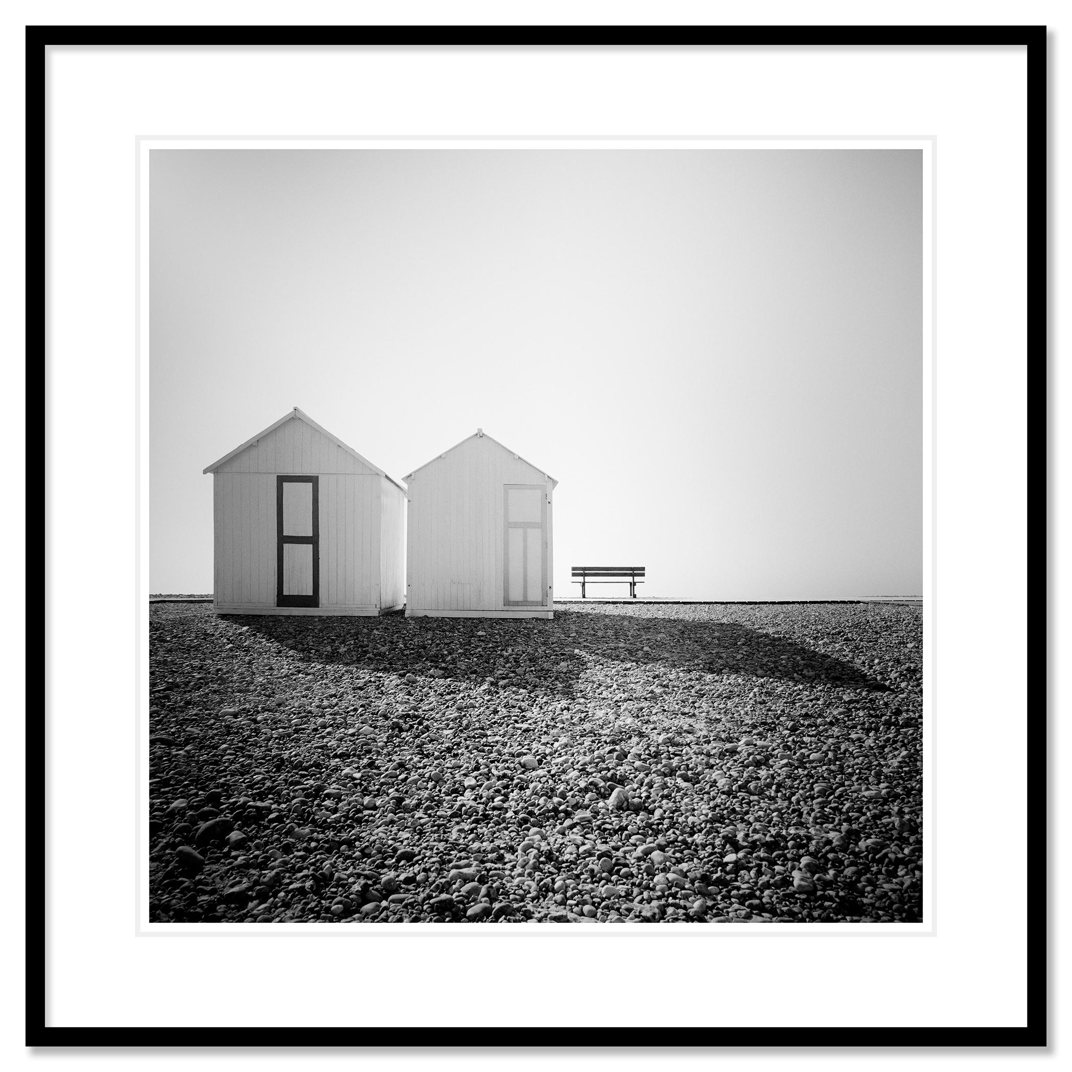 Schwarz-Weiß-Fotografie von Landschaften. Romantische Strandhütten mit einer Bank am steinigen Strand von Frankreich. Pigmenttintendruck, Auflage 9, signiert, betitelt, datiert und nummeriert vom Künstler. Mit Echtheitszertifikat. Bedruckt mit einem