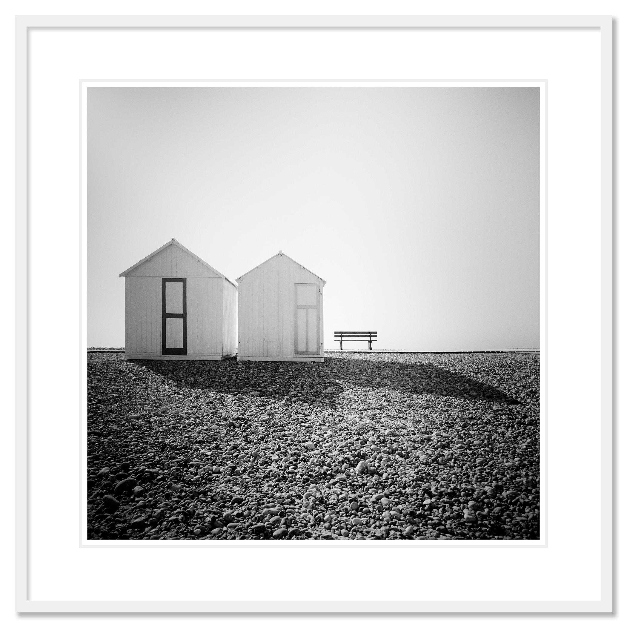 Beach Huts, stiller Morgen, minimalistische Schwarz-Weiß-Fotografie, Landschaft im Angebot 1