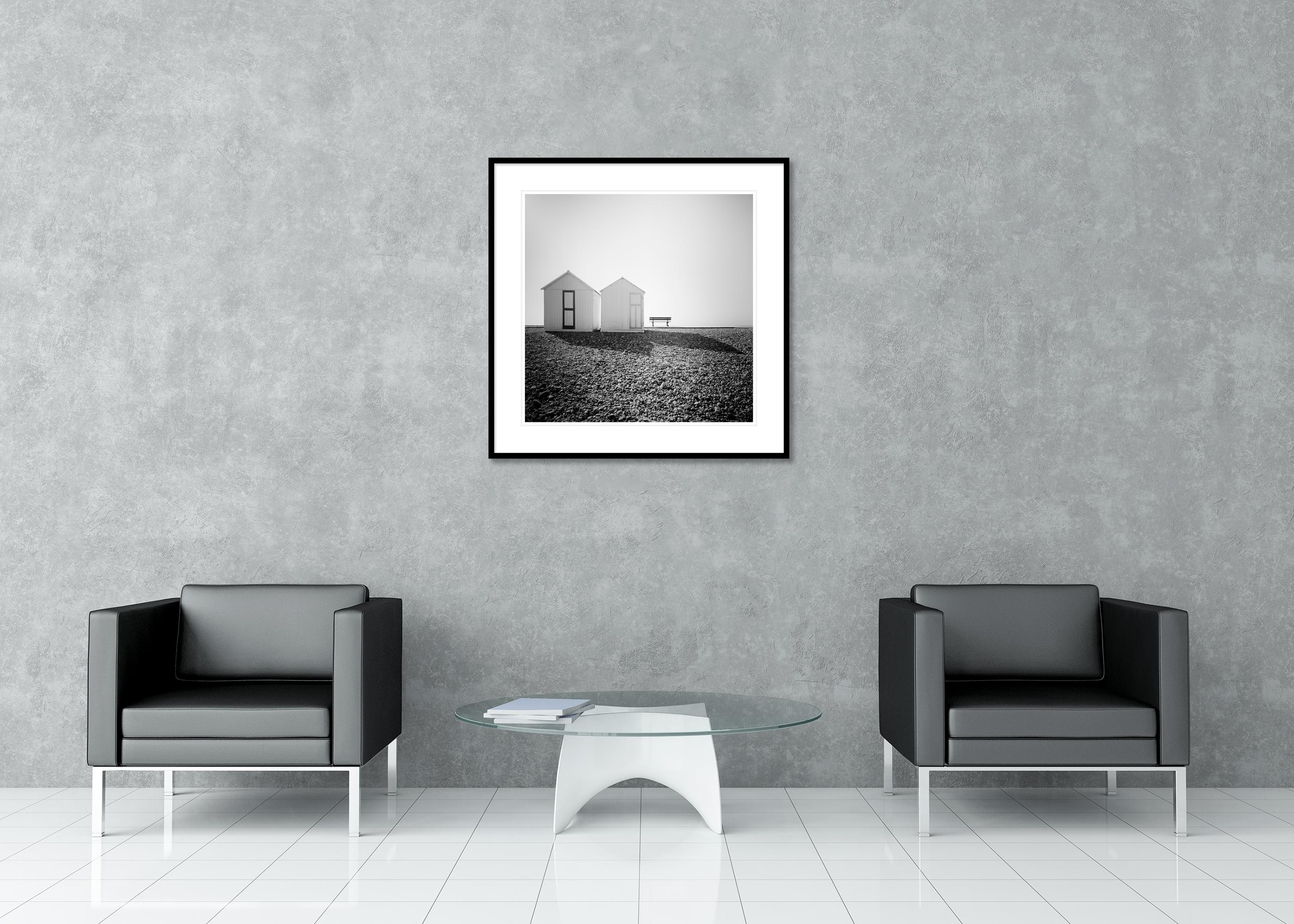 Beach Huts, stiller Morgen, minimalistische Schwarz-Weiß-Fotografie, Landschaft im Angebot 2